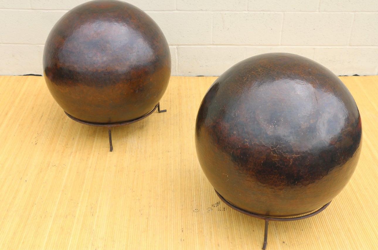 Inconnu Paire de sculptures de sphères en cuivre des années 1980 par Robert Kuo en vente