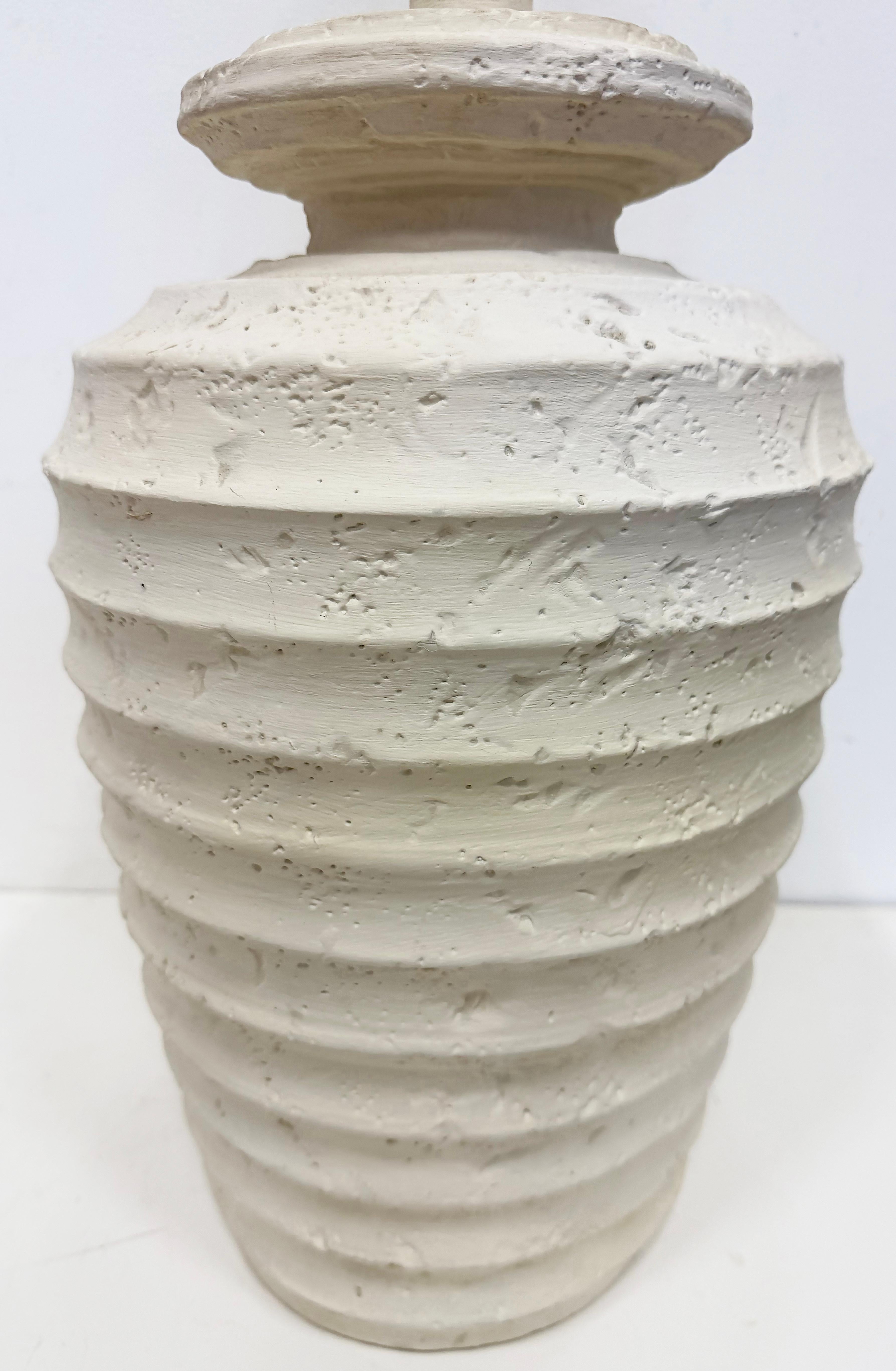 1980s Vintage Pair of Plaster Ribbed Textured Table Lamps In Good Condition For Sale In Miami, FL