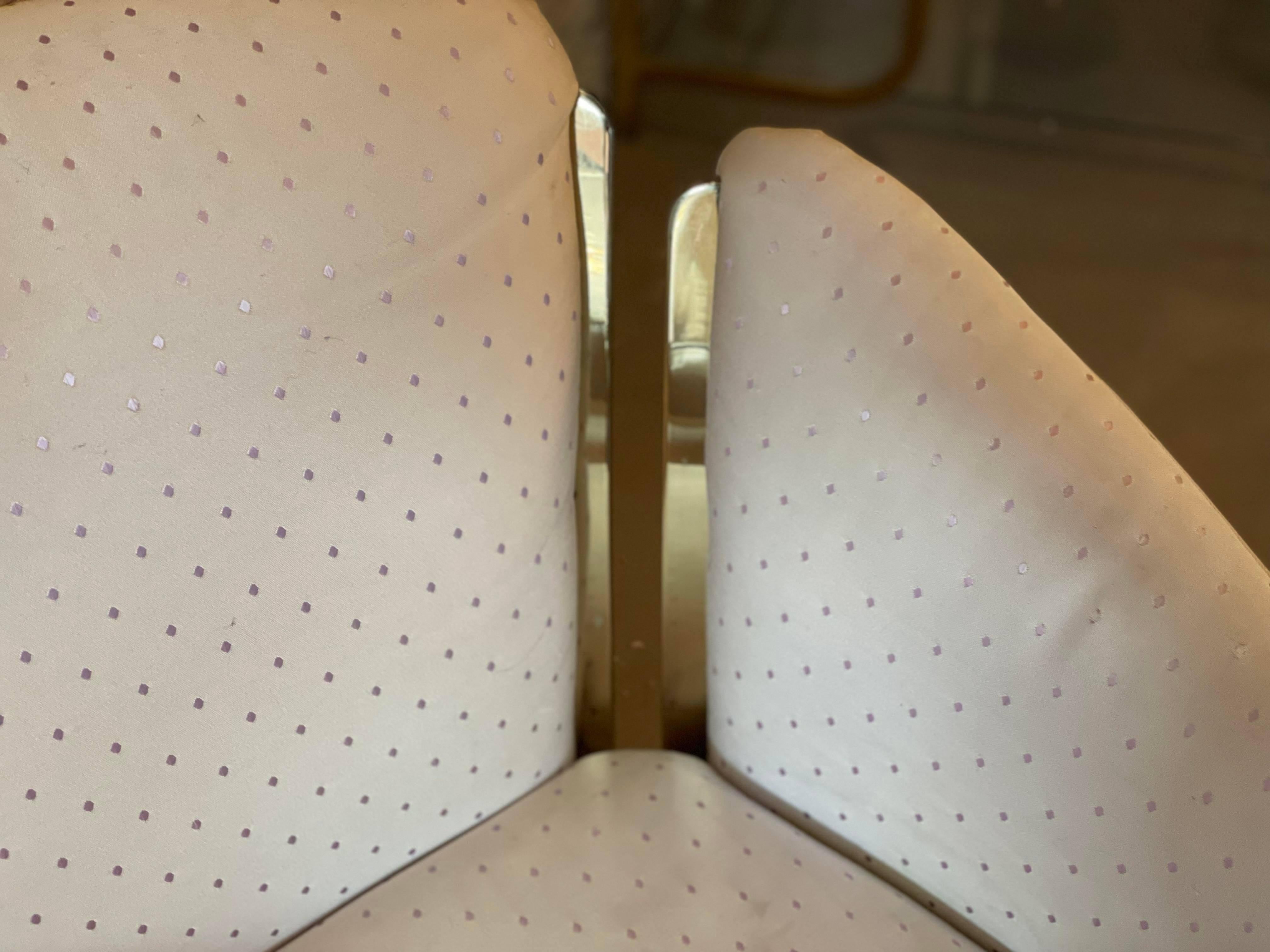 Américain Paire de chaises postmodernes vintage des années 1980 en tapisserie d'ameublement et laiton en vente