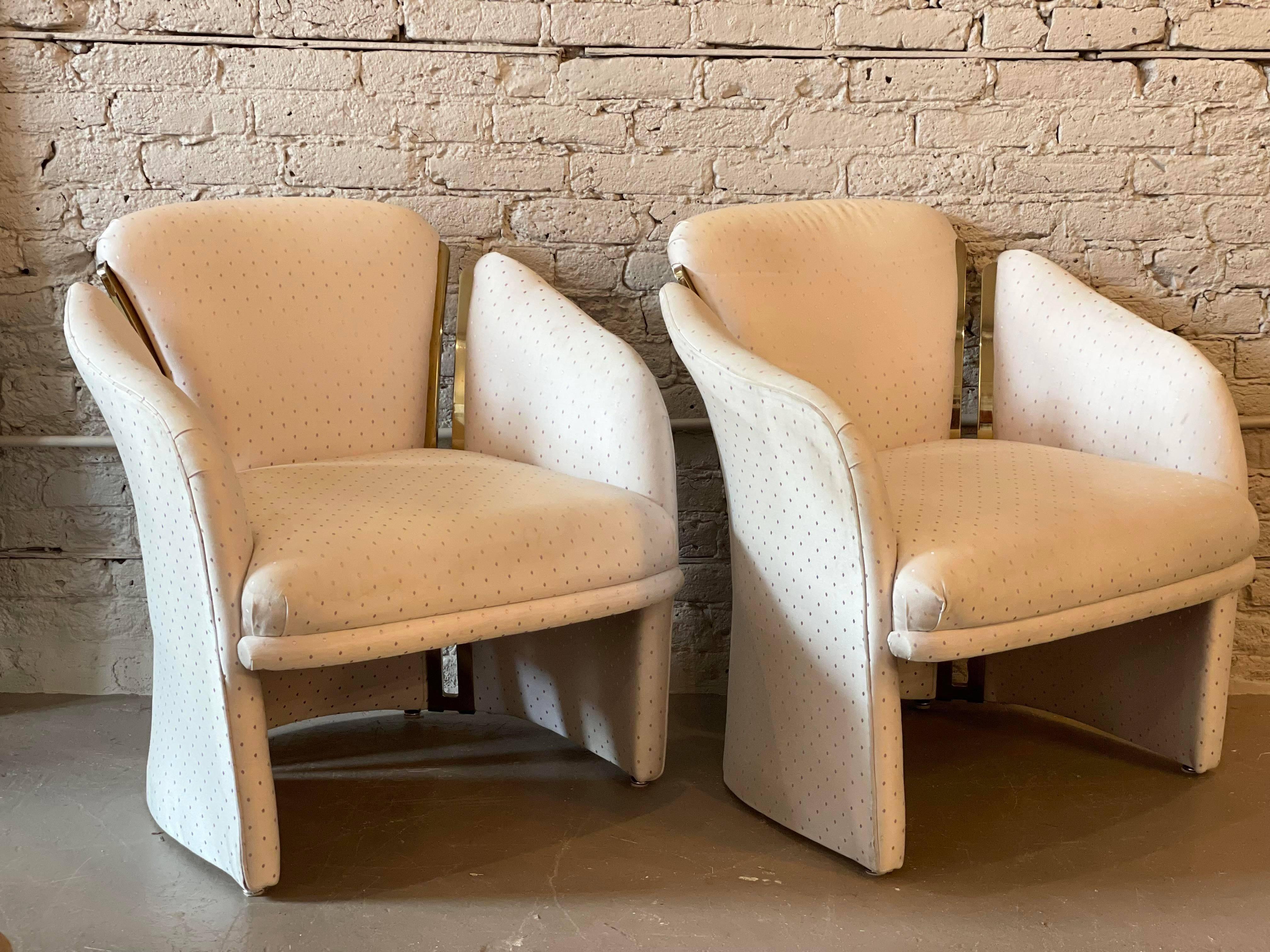 Laiton Paire de chaises postmodernes vintage des années 1980 en tapisserie d'ameublement et laiton en vente