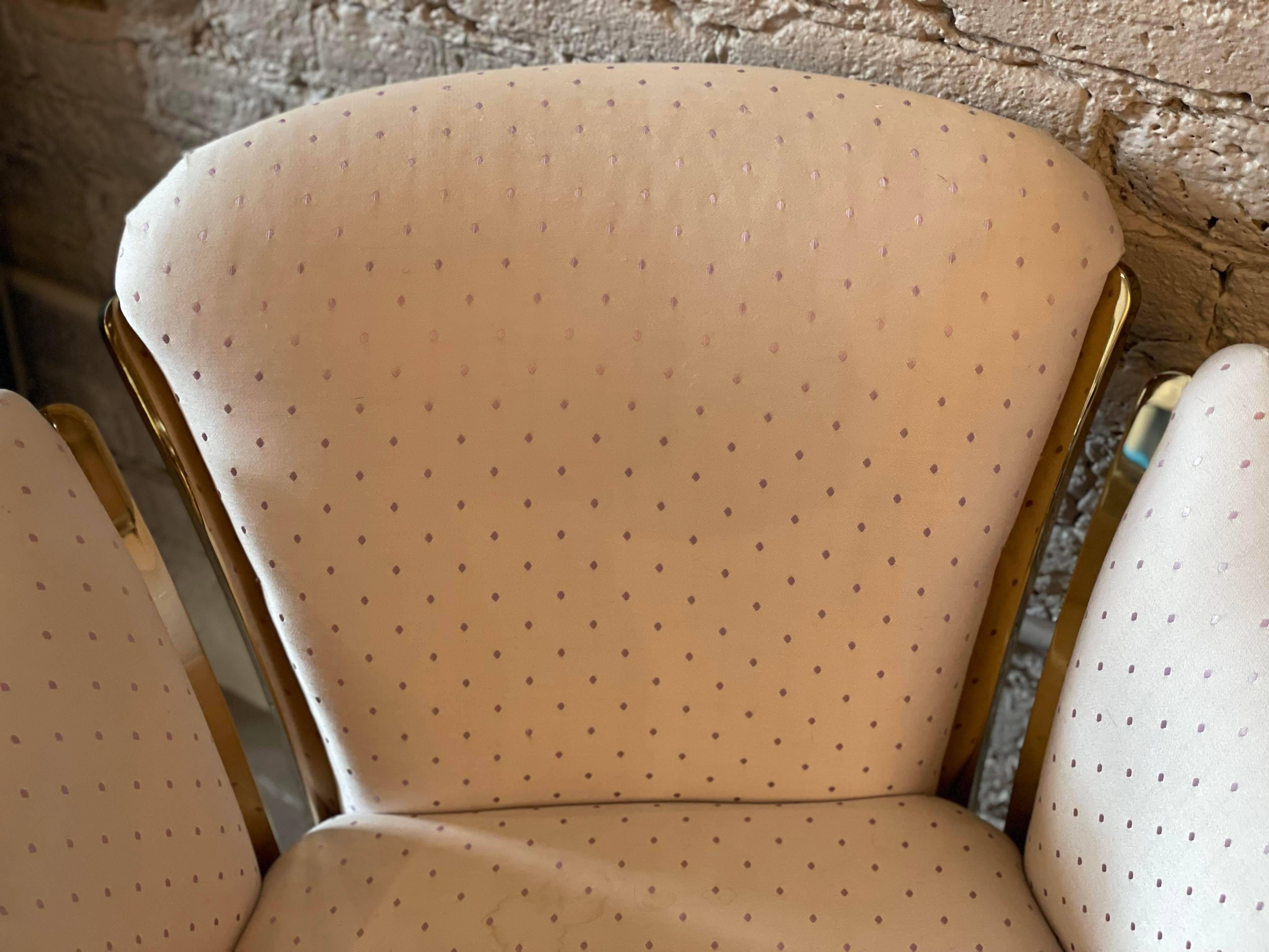 Paire de chaises postmodernes vintage des années 1980 en tapisserie d'ameublement et laiton en vente 2