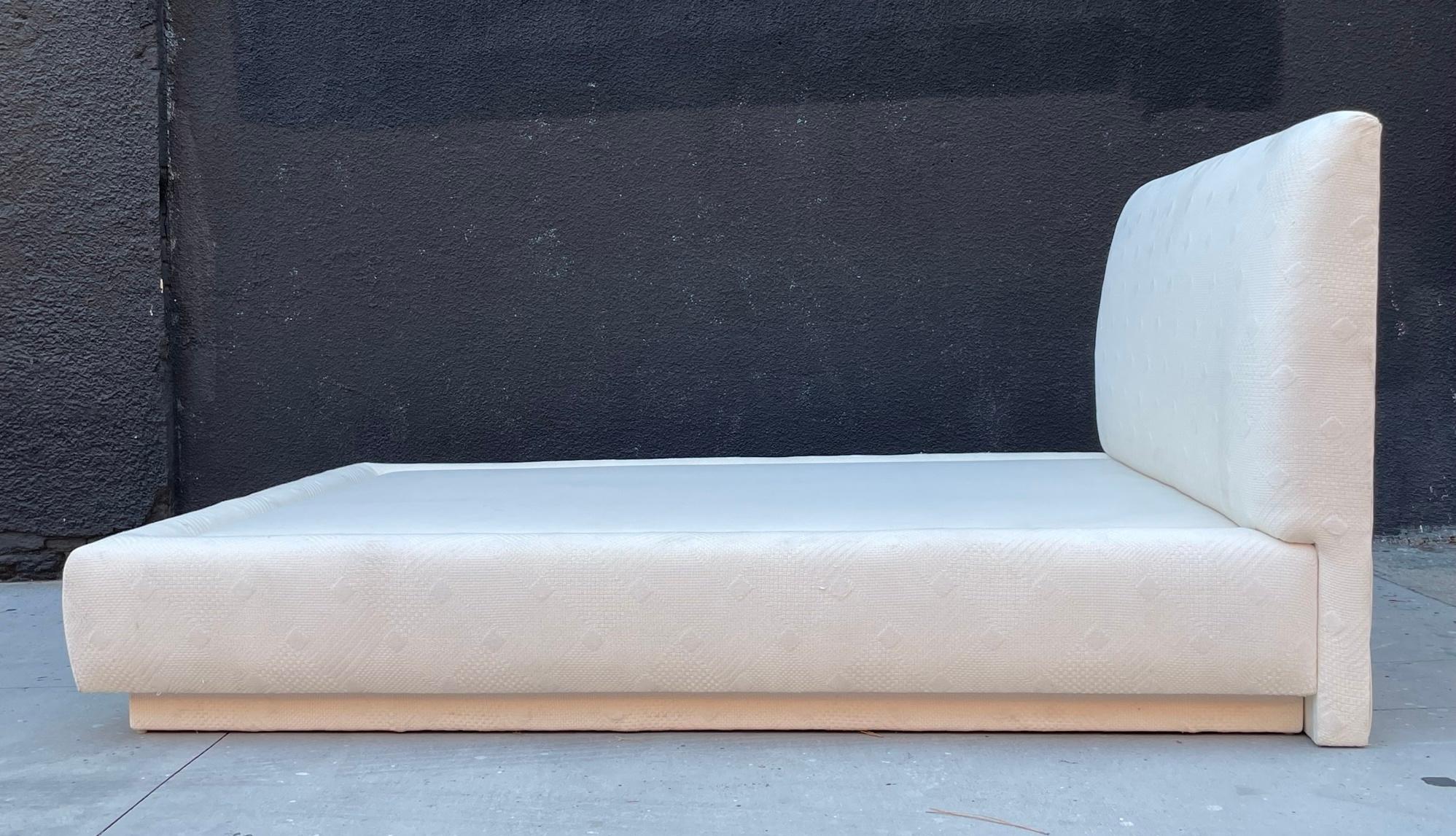 Mid-Century Modern Lit Queen Vintage des années 1980 avec cadre tapissé, fabriqué aux États-Unis en vente