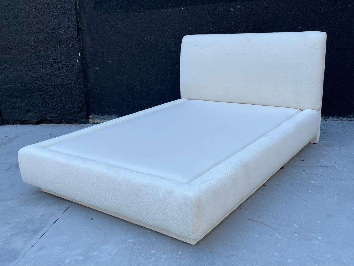 Fait main Lit Queen Vintage des années 1980 avec cadre tapissé, fabriqué aux États-Unis en vente