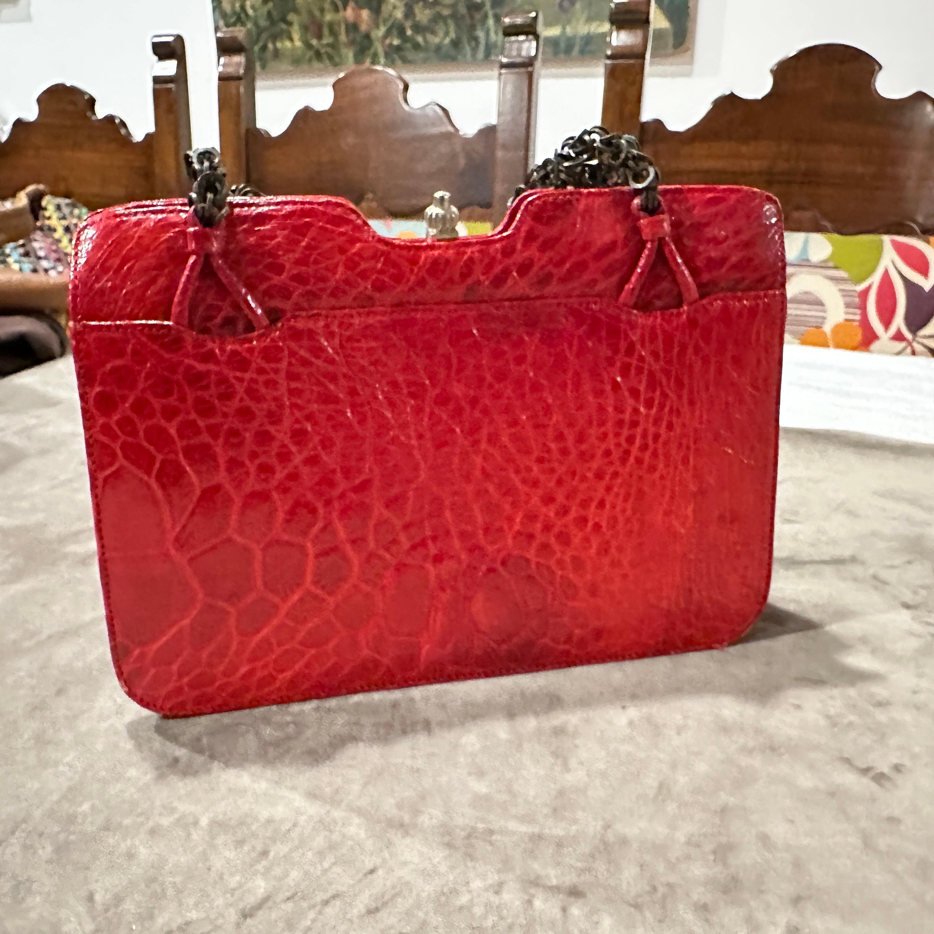 1980s Vintage Red Leather and Black Painted Metal Chain Italian Evening Bag In Excellent Condition For Sale In Aci Castello, IT