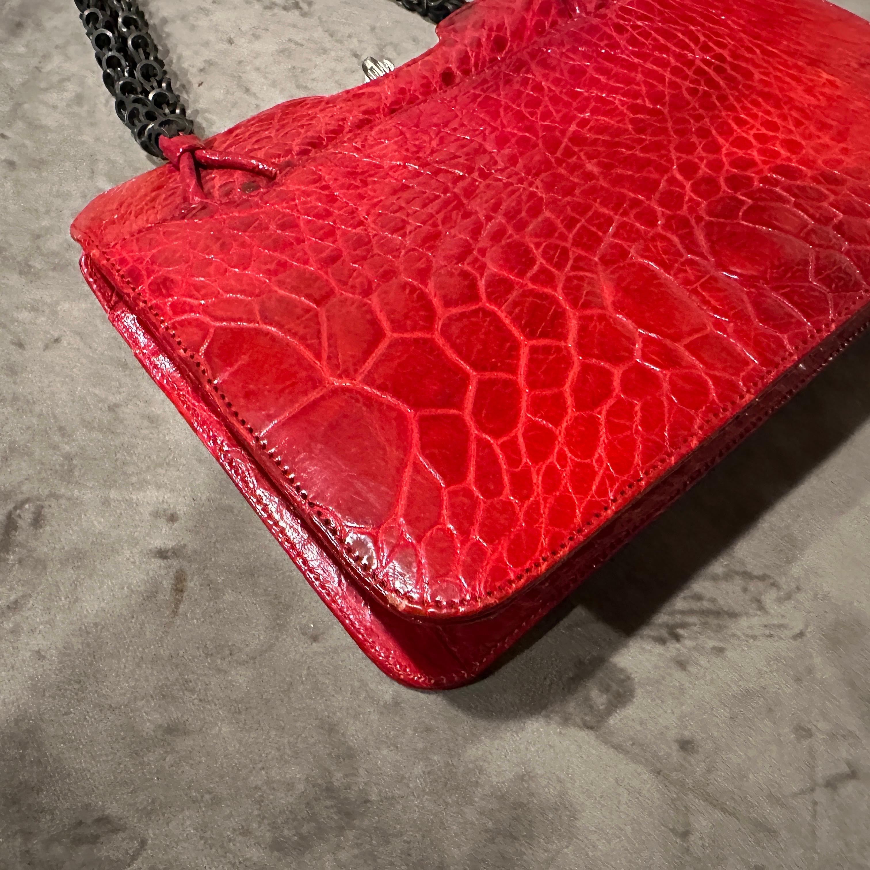 1980s Vintage Red Leather and Black Painted Metal Chain Italian Evening Bag For Sale 1