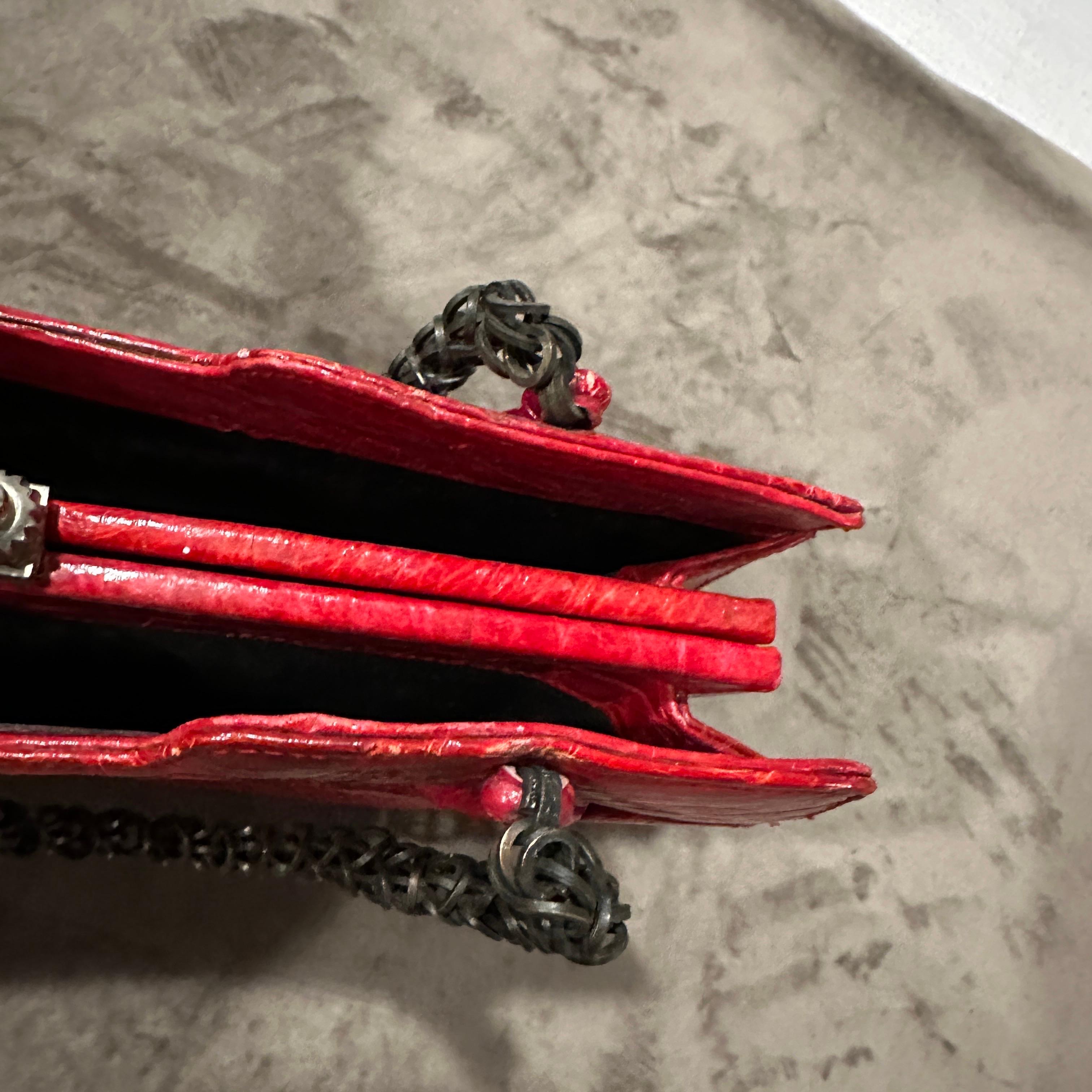 1980s Vintage Red Leather and Black Painted Metal Chain Italian Evening Bag For Sale 3