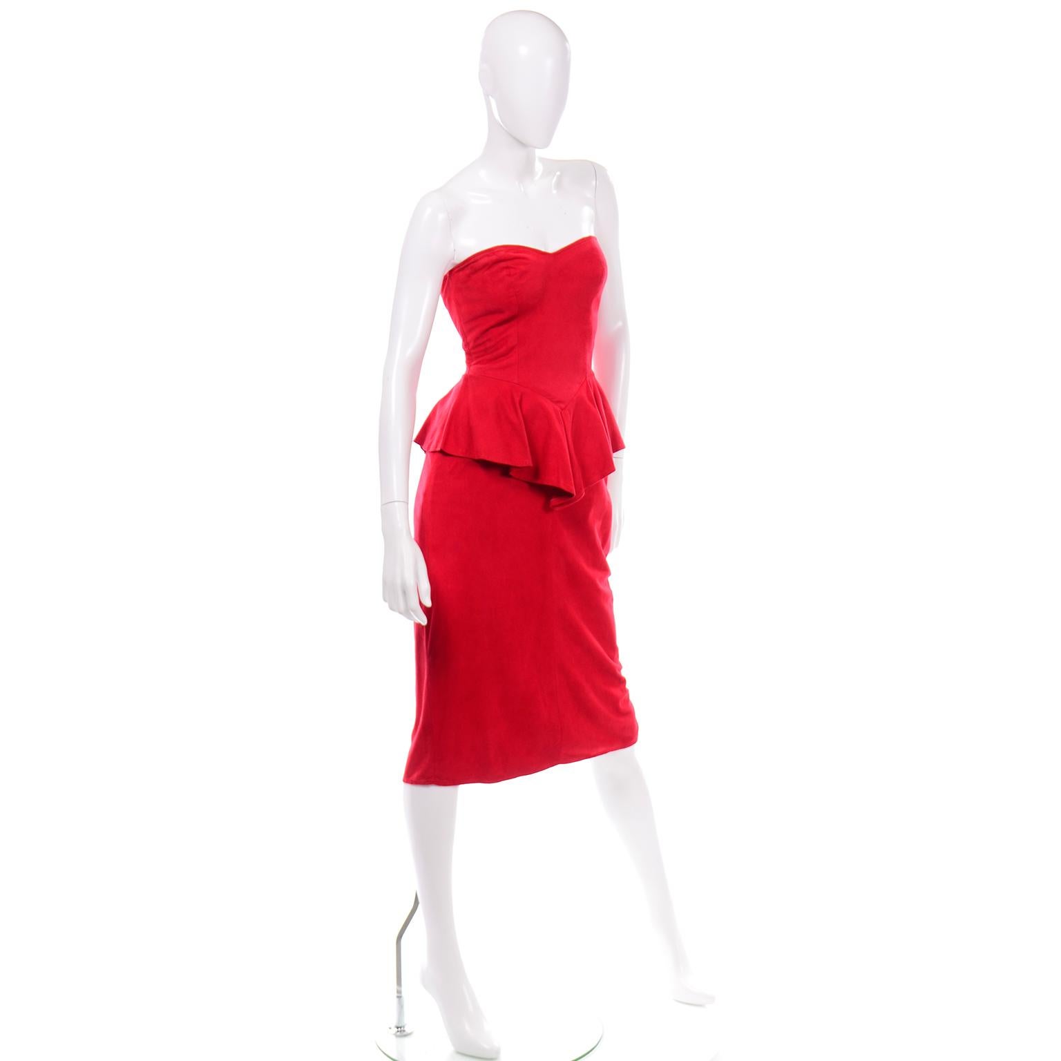1980er Jahre Vintage Rot Vakko Wildleder Schößchen trägerloses Kleid im Zustand „Hervorragend“ im Angebot in Portland, OR