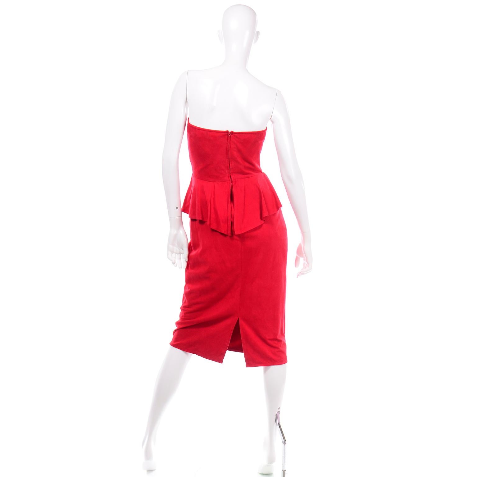 1980er Jahre Vintage Rot Vakko Wildleder Schößchen trägerloses Kleid Damen im Angebot