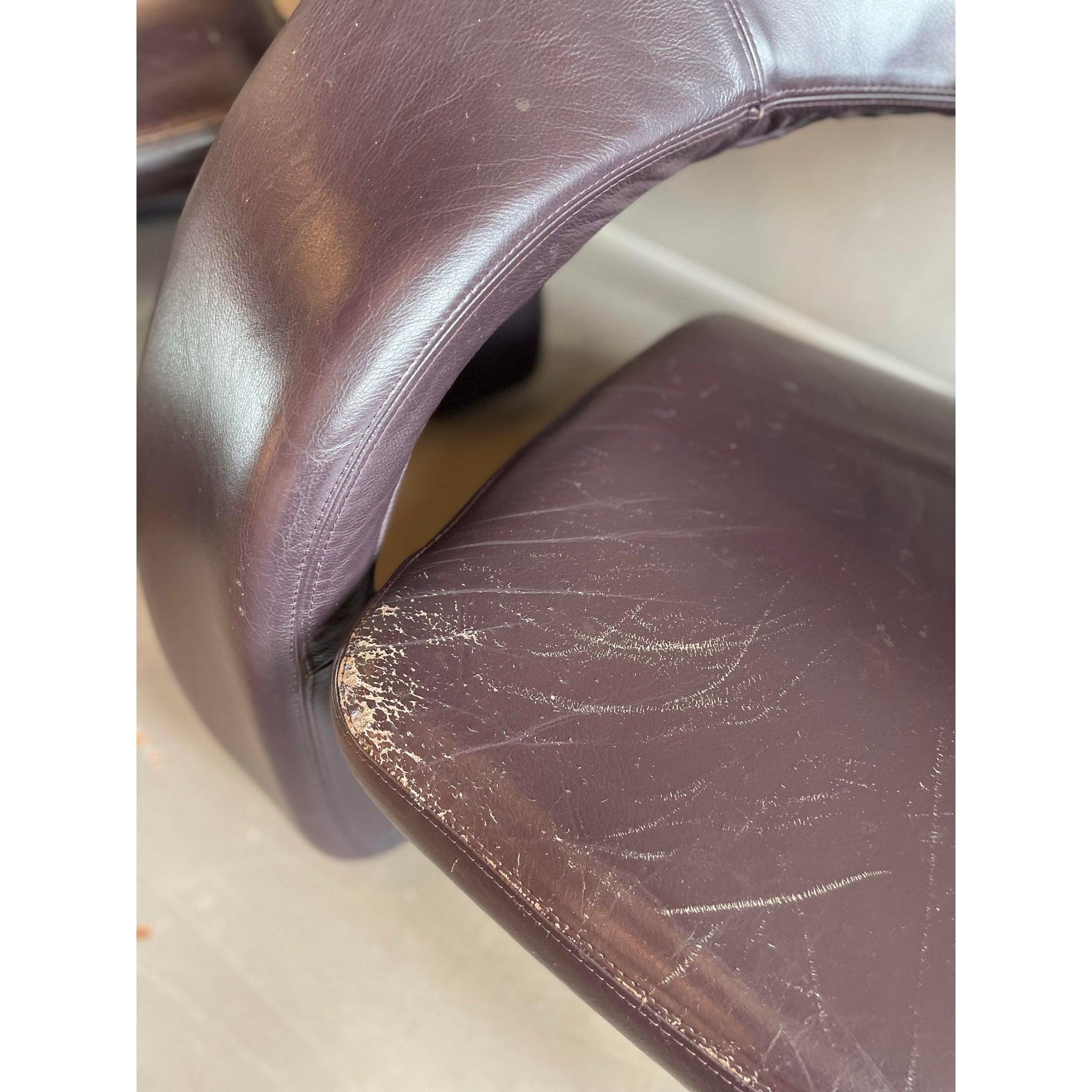 Tout d'abord, le marron chocolat est ma couleur FAVORITE et ce sont quelques-unes de mes chaises vintage préférées. Jaymar, Québec Chaises longues à languettes en porte-à-faux dans le style de Louis Durot, Pierre Paulin et Memphis Milano. Ces