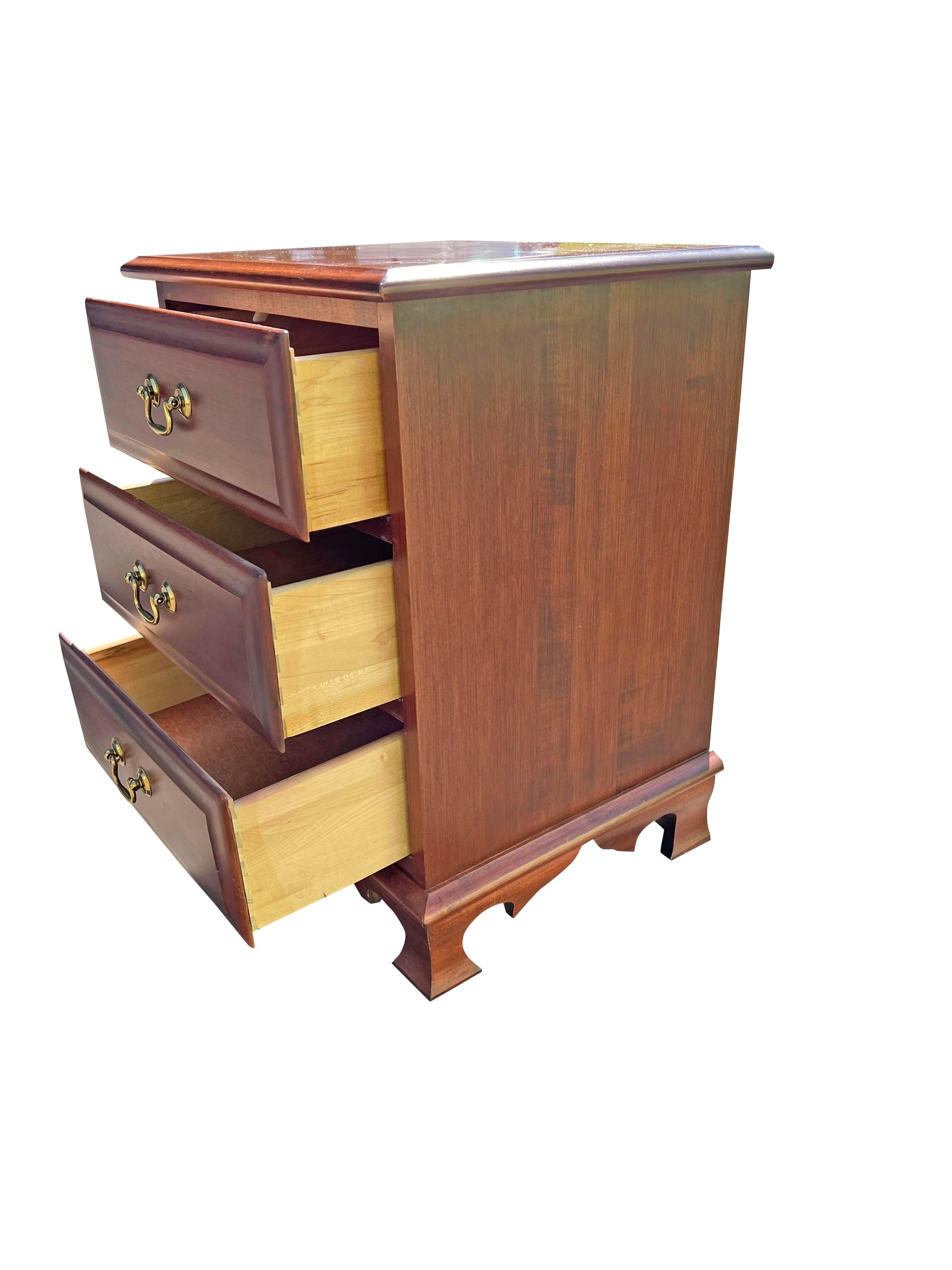American 1980s Vintage Small Traditional Dresser Accent Bedside Table by Mossehead Maine For Sale