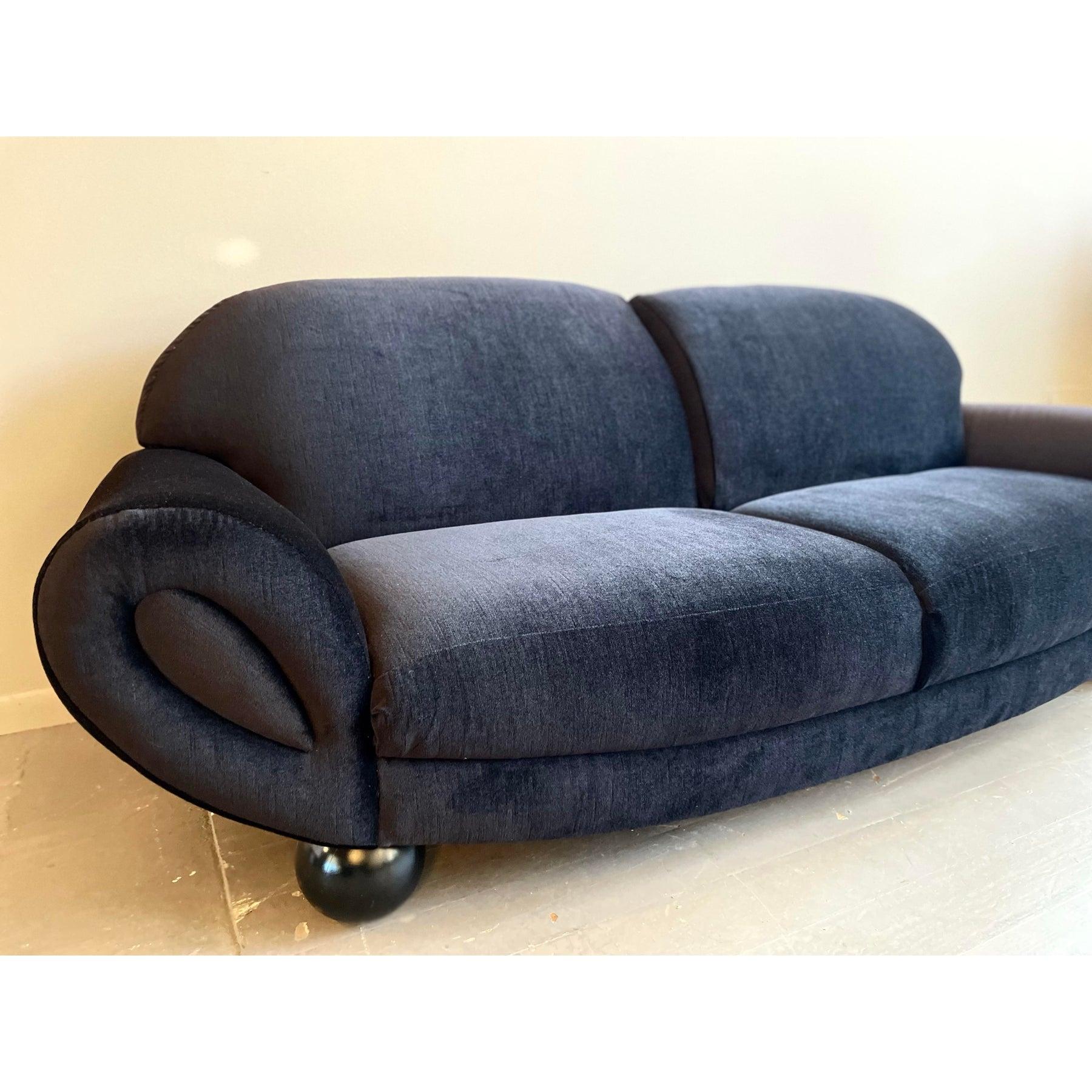 C'est le canapé que je préfère le plus. Je me dis toujours que je vais le garder pour moi :) je suis sûre que la plupart des marchands ressentent la même chose pour leurs objets les plus précieux.

J'adore ce beau gosse. À l'origine, le tissu à