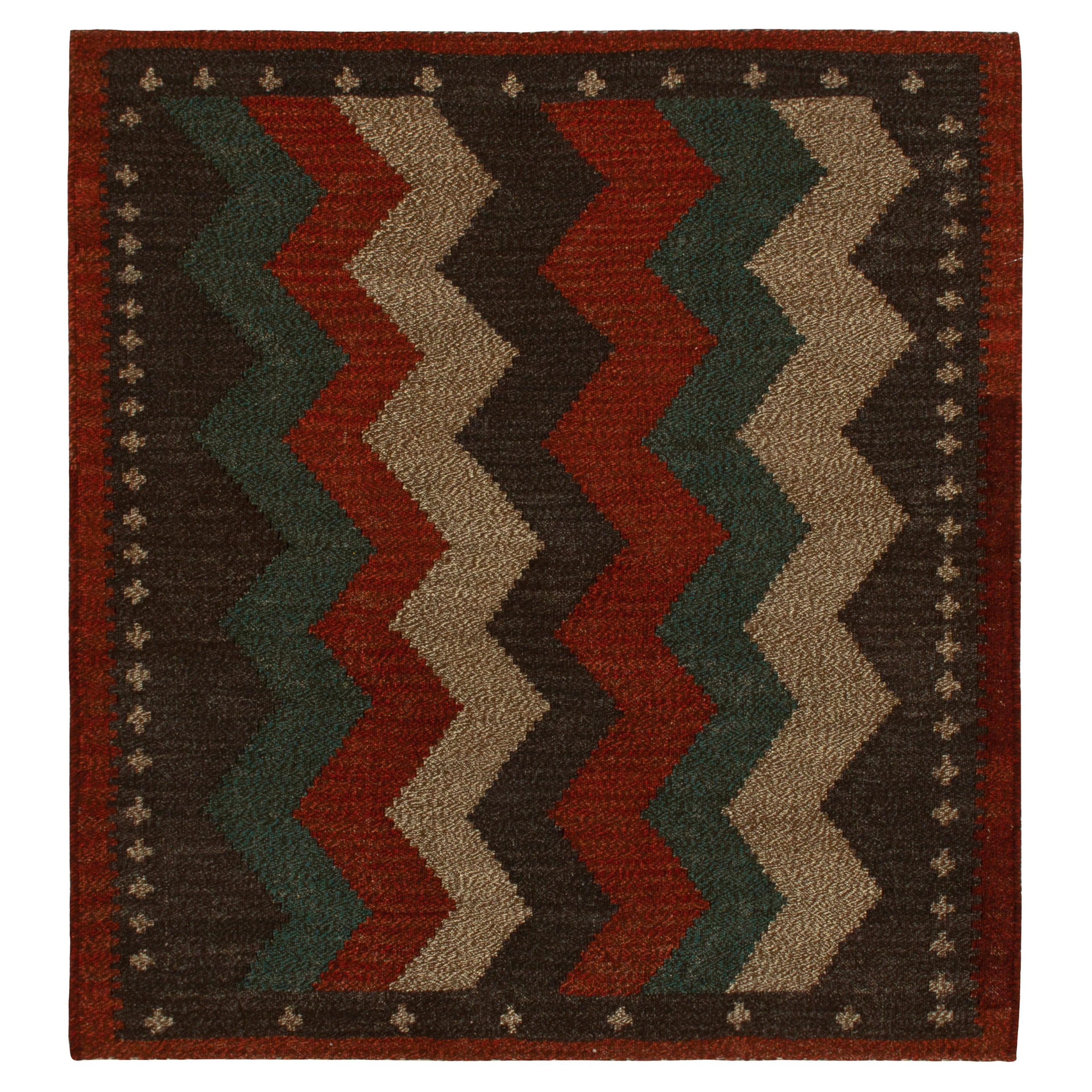 1980er Jahre Vintage Sofreh-Kelim-Teppich in Beige-Braun-Rot mit Chevron-Muster von Rug & Kilim im Angebot