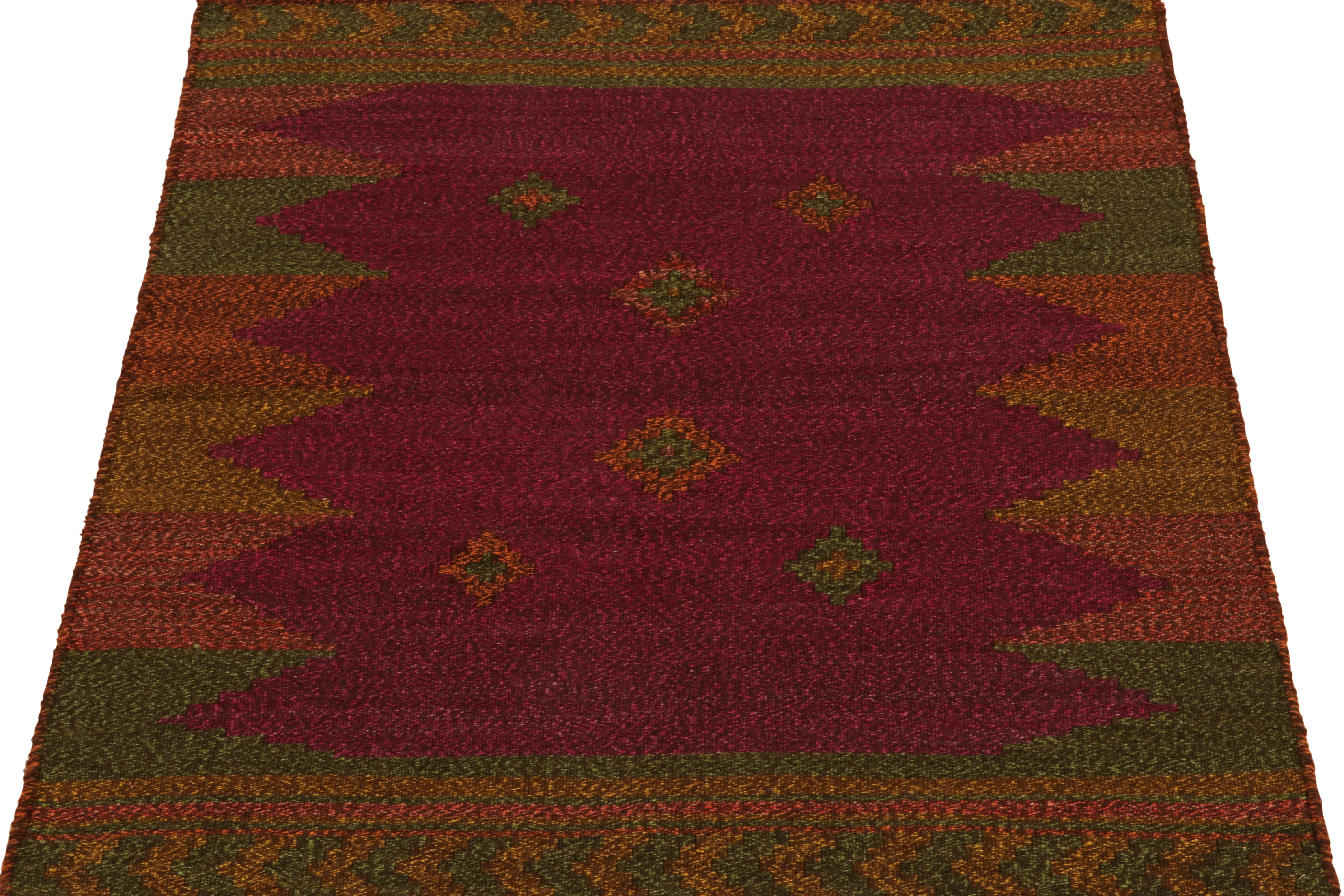 Handgeknüpft in Wolle um 1980-1990, aus einer seltenen Vintage-Kuration von kleinformatigen Kilim-Teppichen, die neu in unseren klassischen Kollektionen sind. Sie werden Sofreh-Teppiche genannt und zeichnen sich unter den persischen Flachgeweben