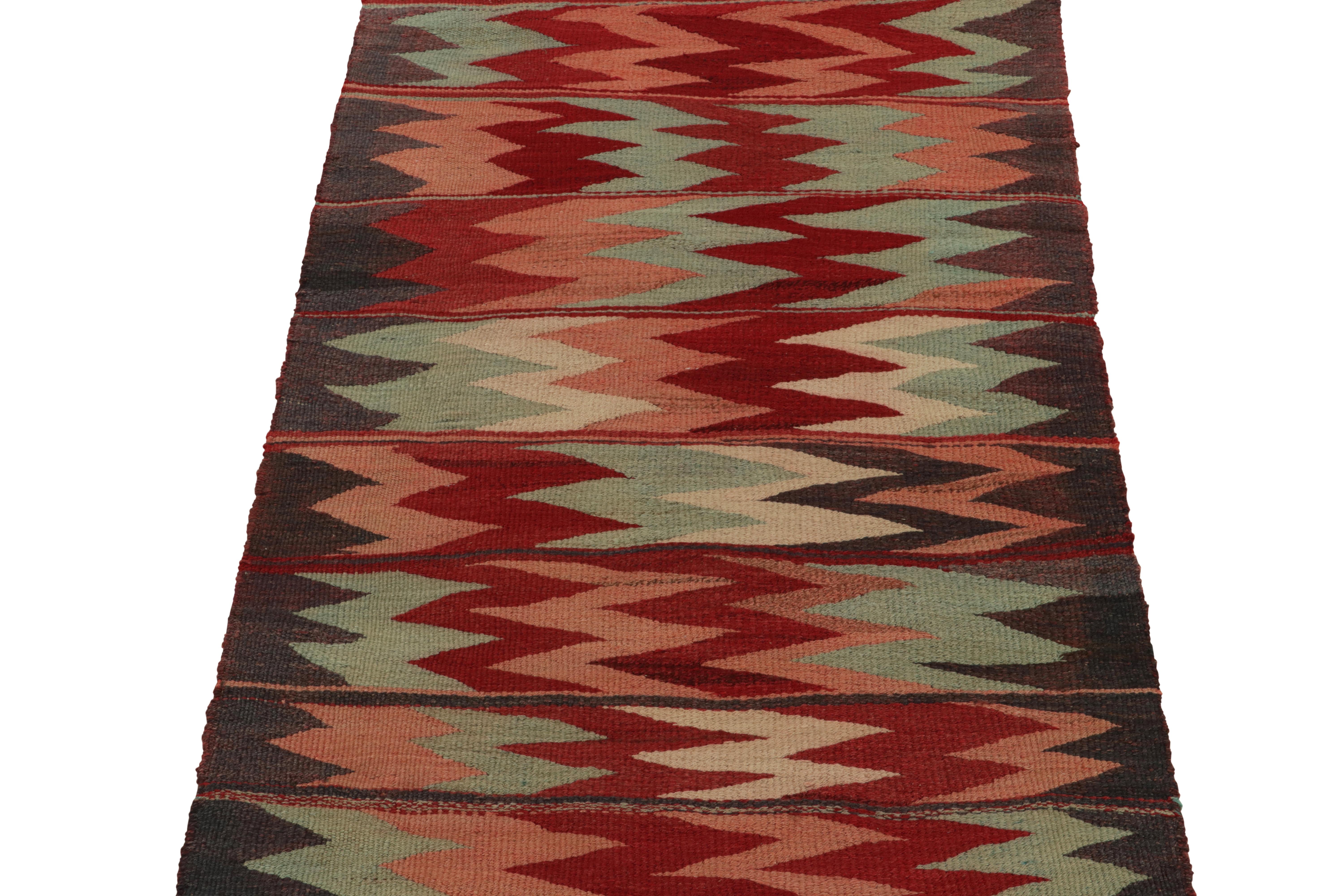 Alfombra Kilim Sofreh Vintage de los años 80 en rojo, rosa y motivos Zig Zag by Rug & Kilim Tribal en venta