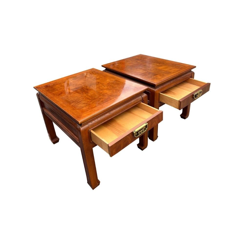 Vintage By Asian Pagoda Chinoiserie Style End Tables - A Pair !

Cette exquise paire de tables d'appoint vintage de Thomasville met en valeur l'élégance du style asiatique Pagode Chinoiserie. Dotées d'une construction solide et épurée et d'un tiroir
