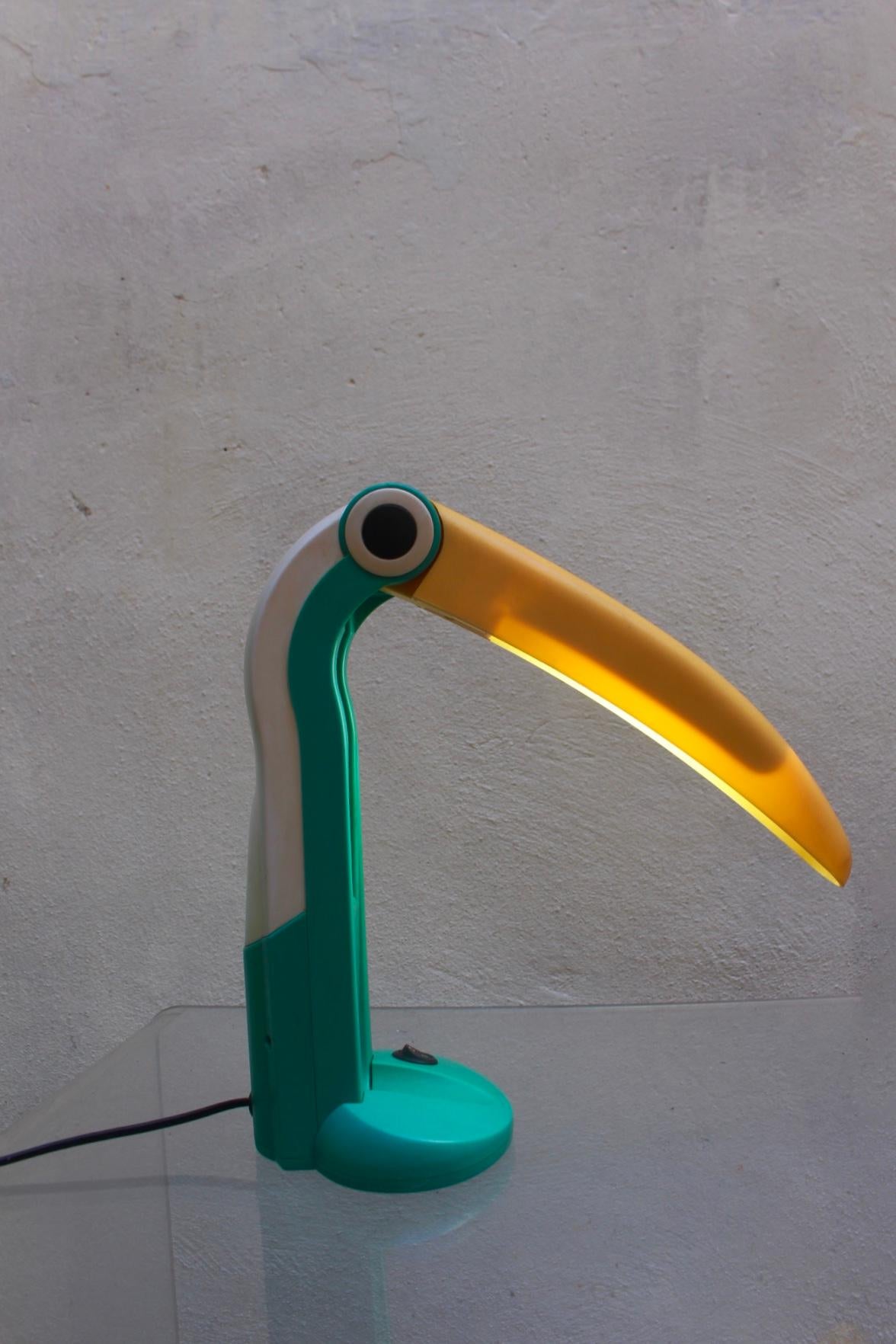 This funny Toucan table lamp designed by H.T Huang in the 1980s, has become an 1980s icon.
   