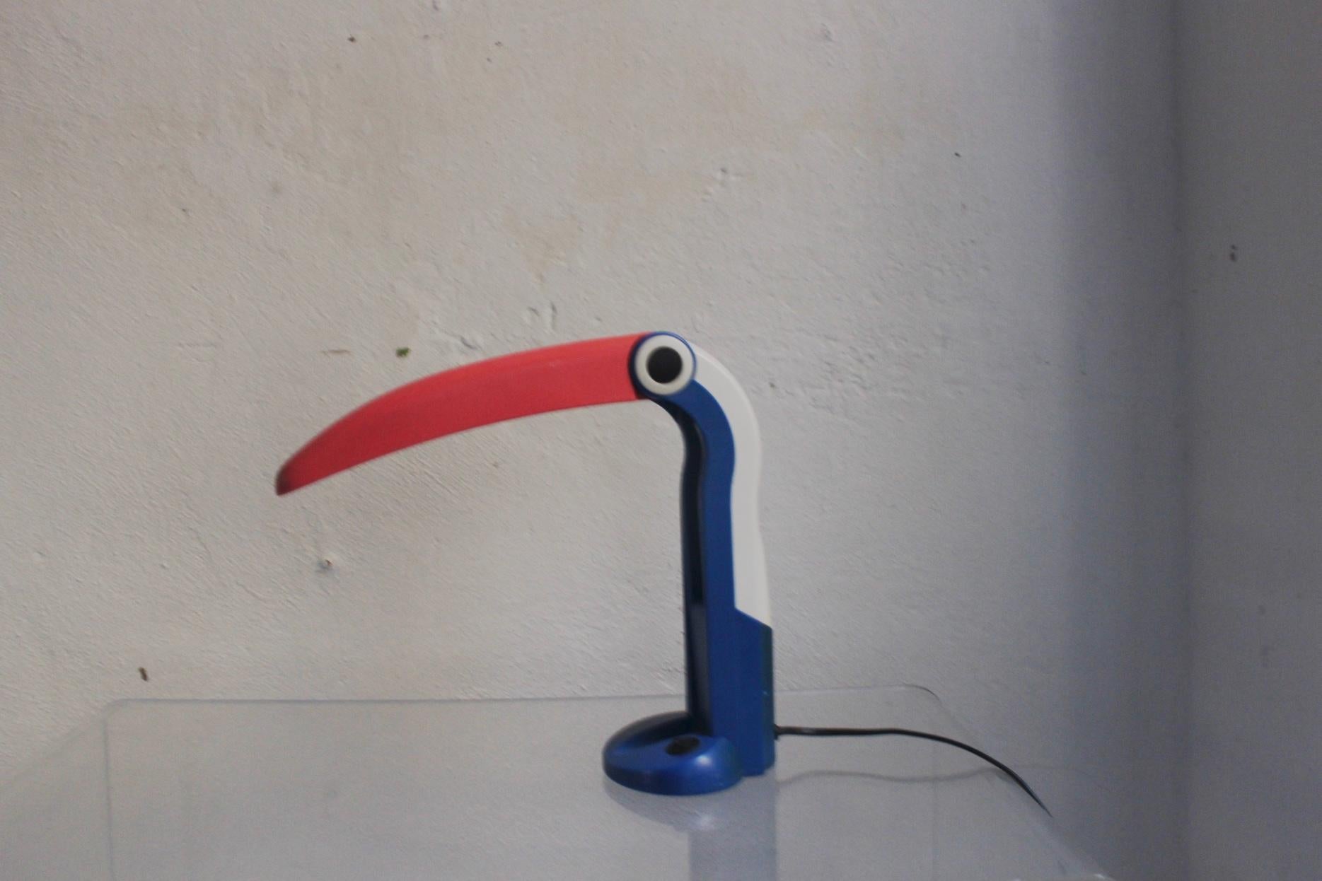 This funny Toucan table lamp designed by H.T Huang in the 1980s, has become an 1980s Icon.
 