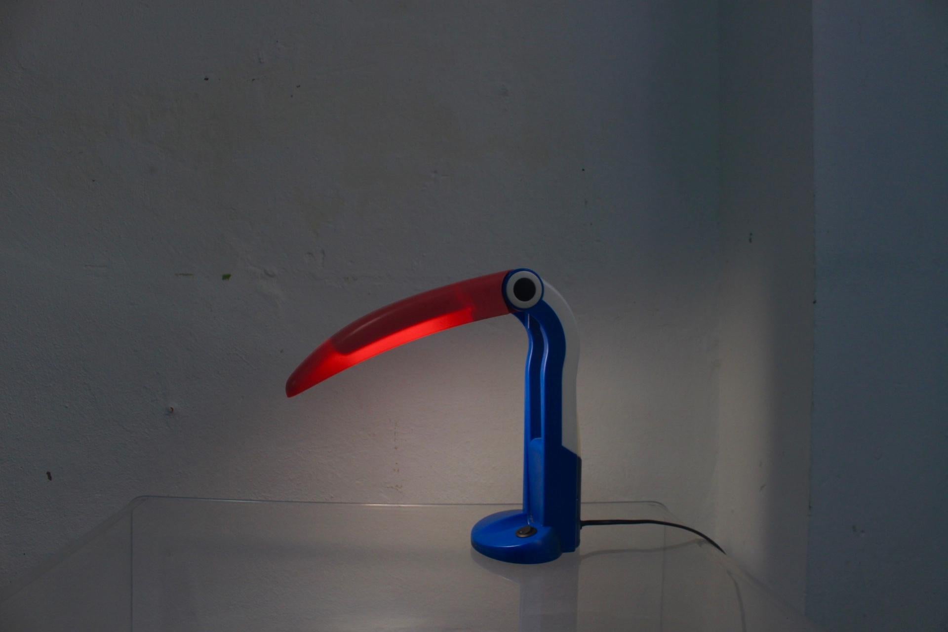 Toucan Blue & Pink Plastic Table Lamp by H.T Huang, 1980s  im Zustand „Gut“ im Angebot in Valencia, Valencia