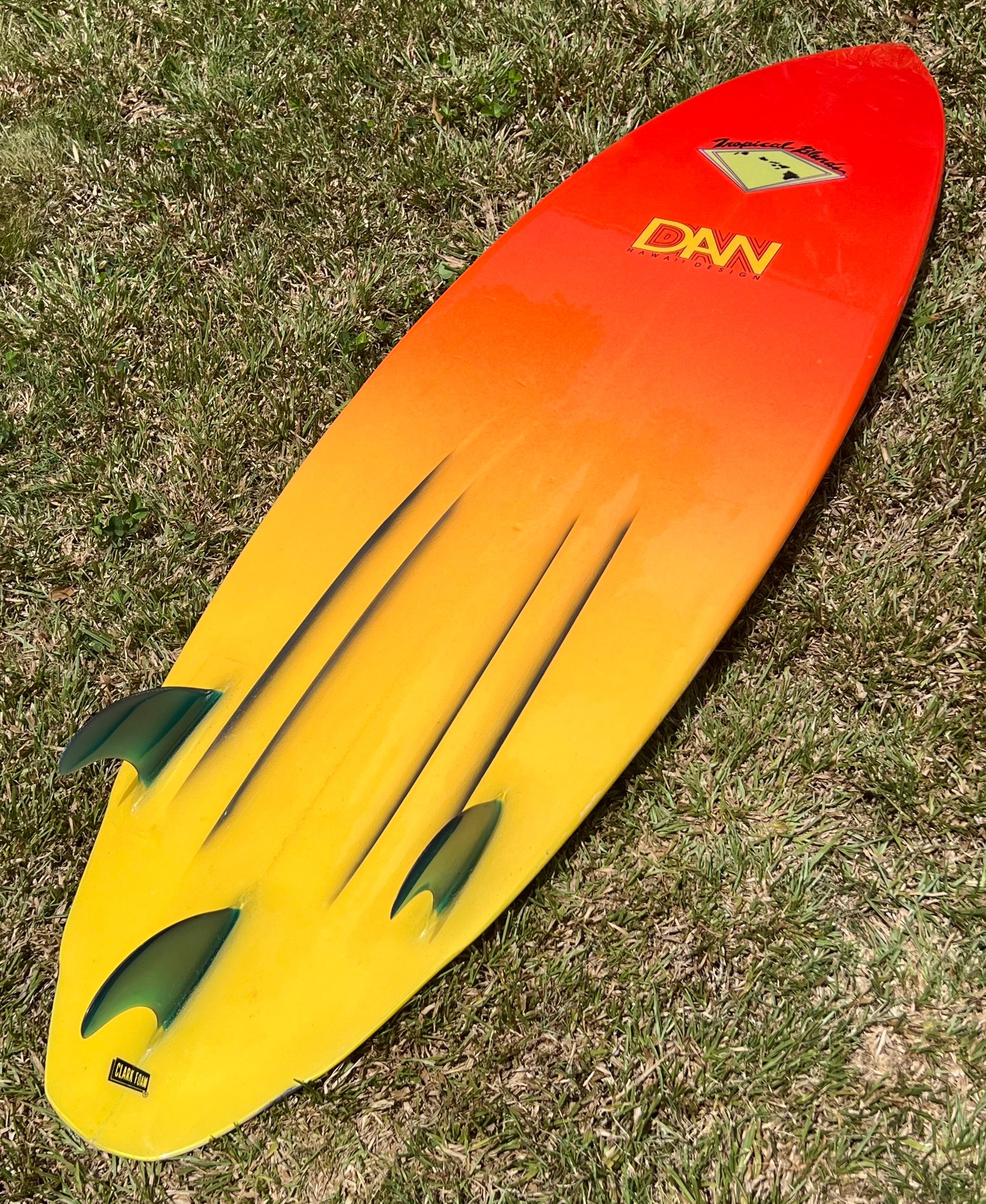 Tabla de surf hawaiana Vintage Tropical Blends de los años 80, moldeada por Dan Nakasone. Presenta forma de cola de calabaza con diseño de aerógrafo de colores, fondo de canal y propulsor acristalado (tri-aletas). Un bello ejemplo de tabla de surf