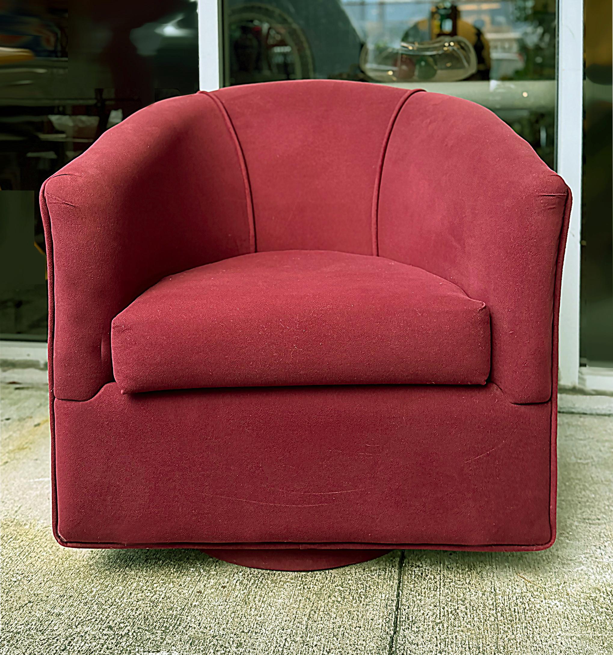 1980s Vintage Upholstered Swivel Barrel Back Club Chairs, Pair, Original Fabric In condizioni buone in vendita a Miami, FL