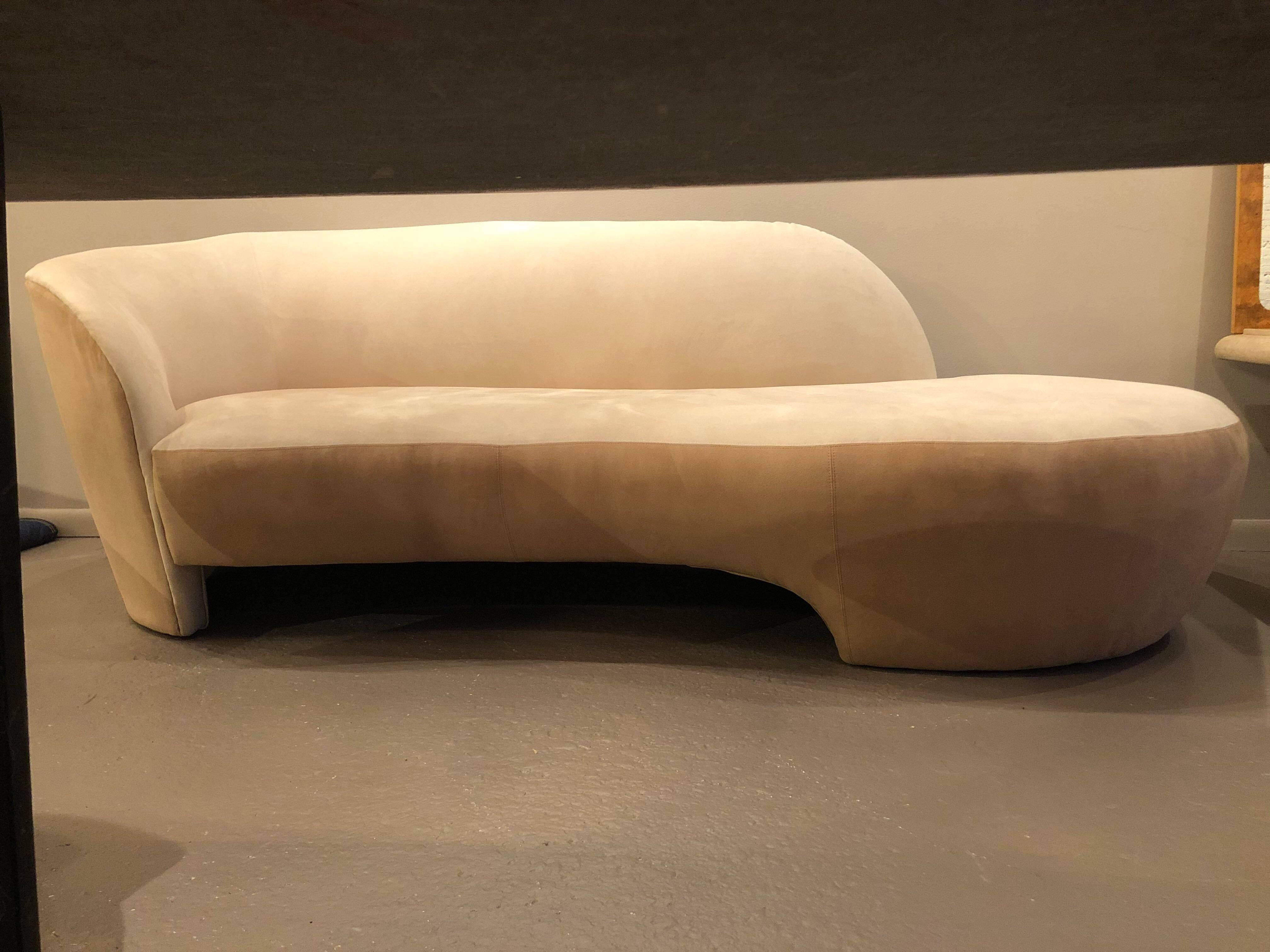 American 1980s Vintage Weiman Cloud Serpentine Sofa in Beige Fabric