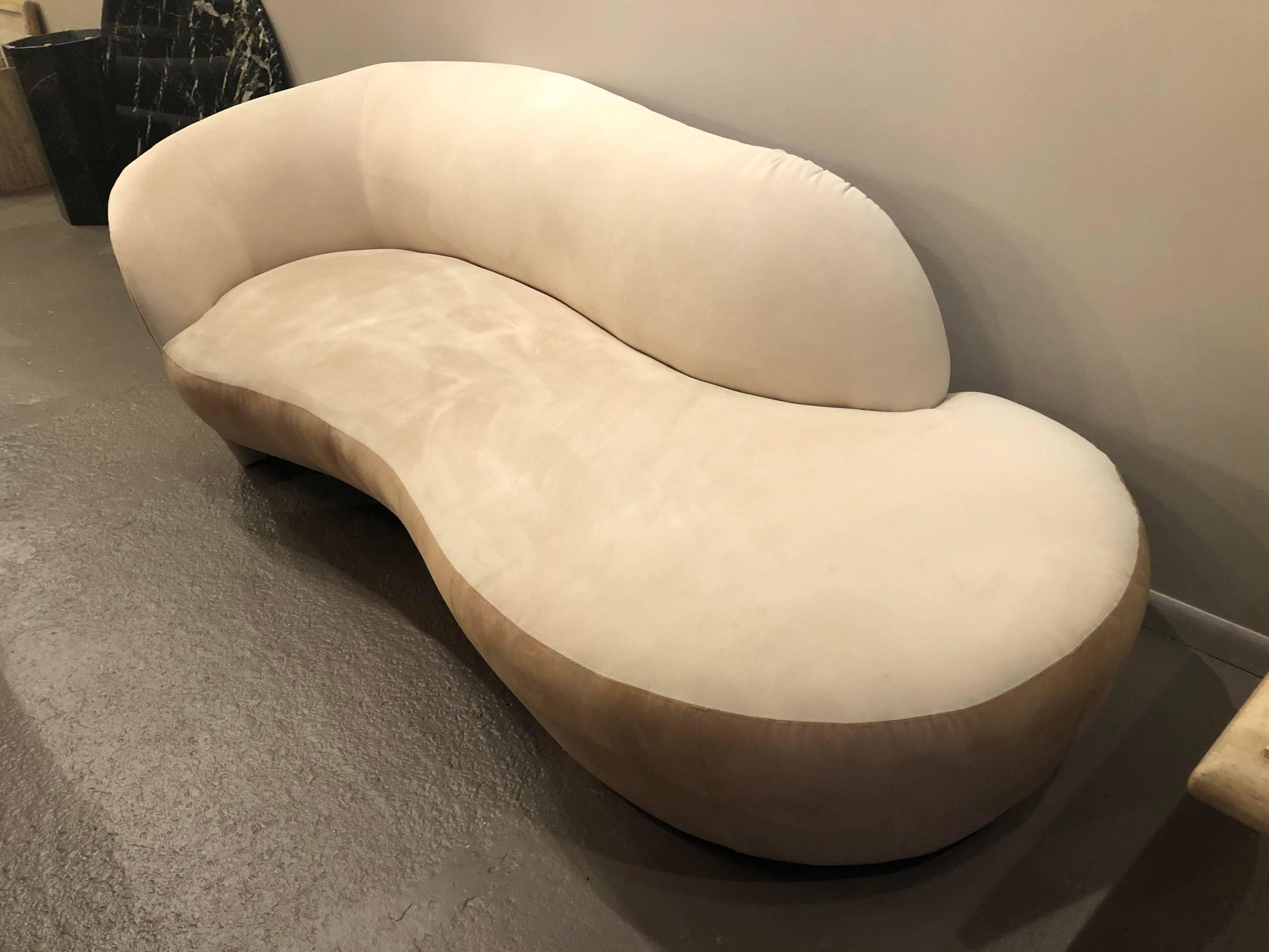 1980s Vintage Weiman Cloud Serpentine Sofa in Beige Fabric In Good Condition In Chicago, IL