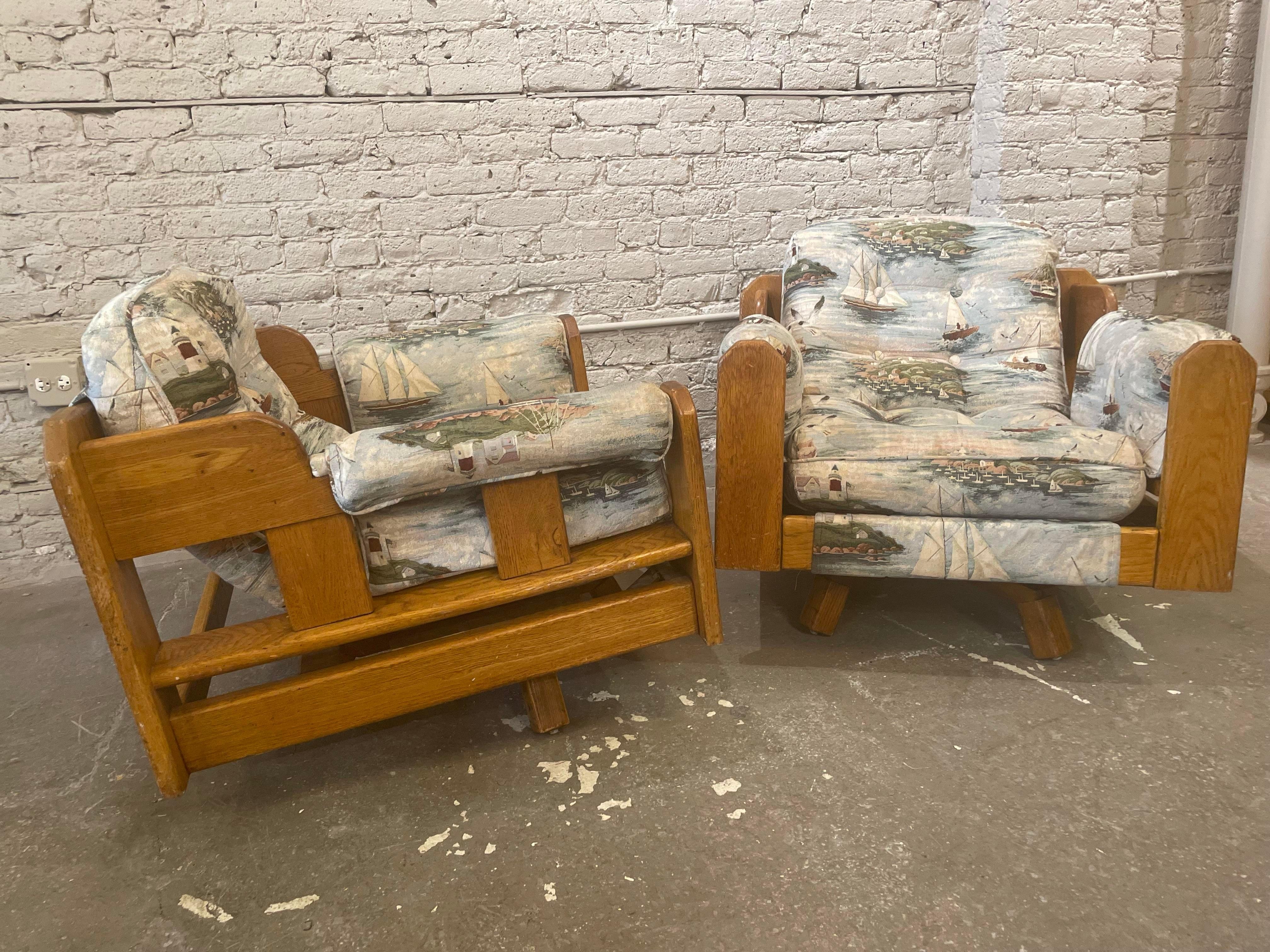 Américain Paire de chaises pivotantes rustiques en Wood des années 1980 en vente