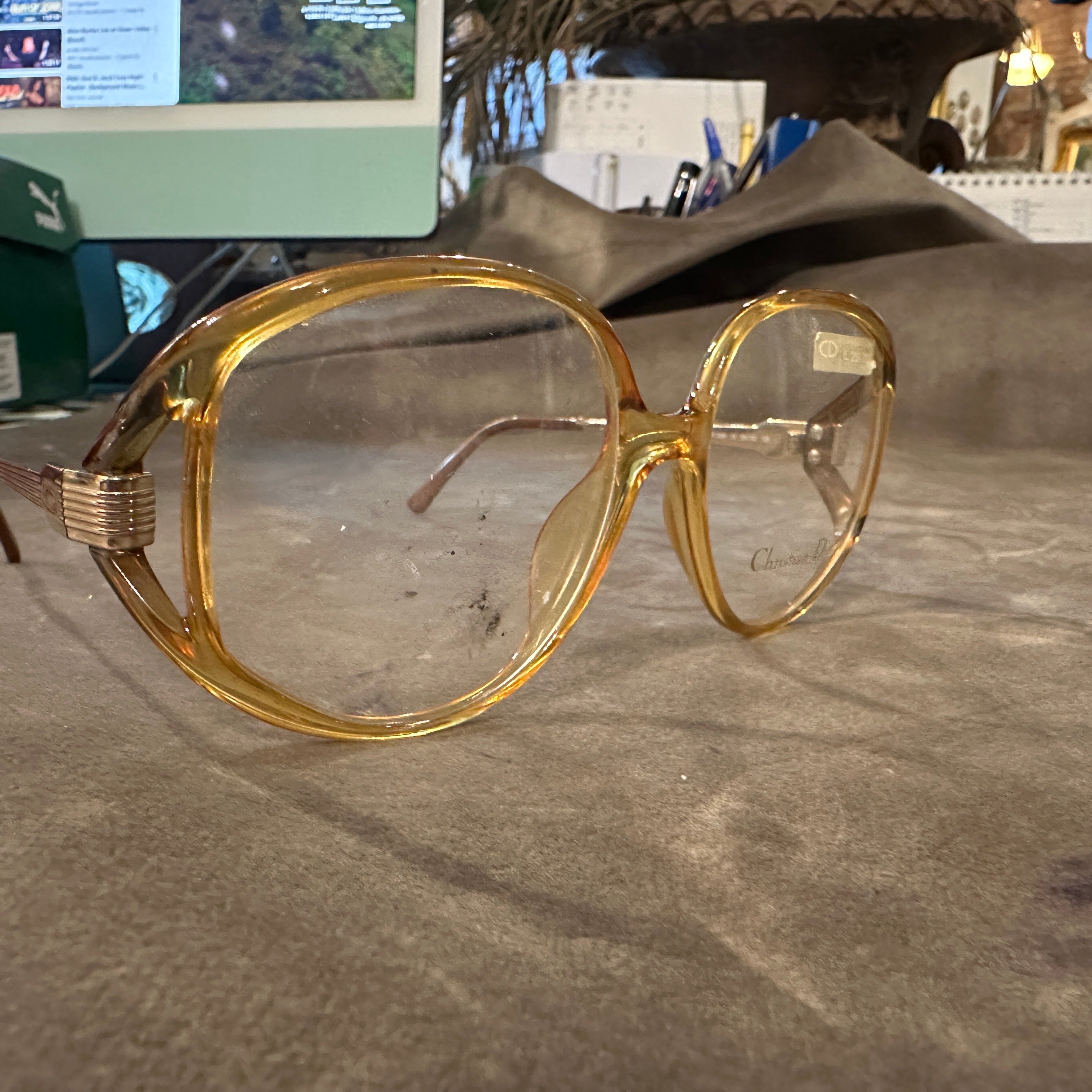 Vintage 1980s Christian Dior Brillen - Elegantes gelbes & hellbraunes Acetat mit Signatur CD Logo
Setzen Sie einen raffinierten Akzent mit dieser authentischen Vintage-Brille von Christian Dior aus den 1980er Jahren. Diese zeitlosen Brillenfassungen