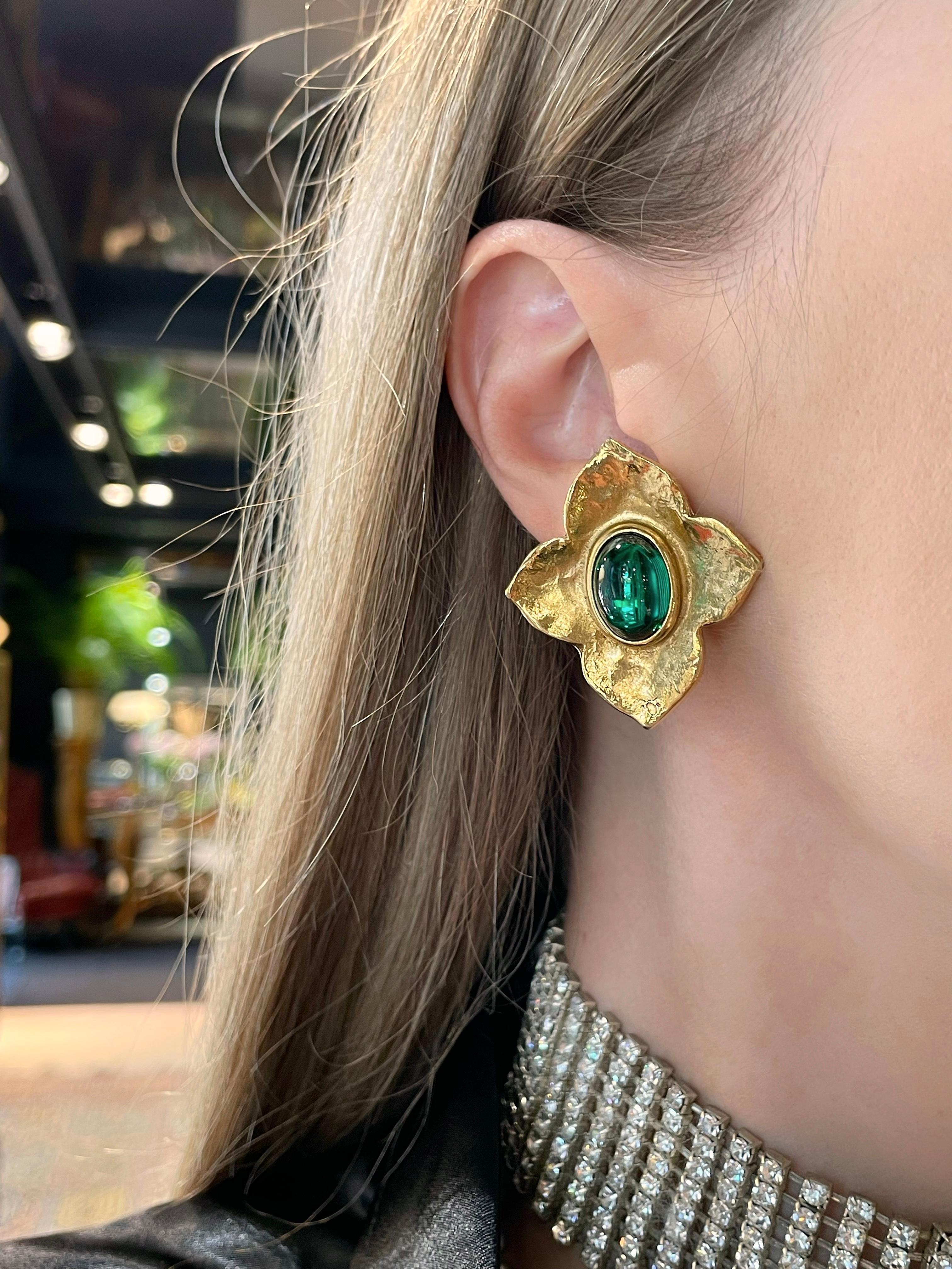 This is a pair of gold tone flower shape clip-on earrings. The piece is gold plated, designed by YSL in 1980’s.

It features green cabochon glass.

Signed: “YSL. Made in France” (shown in photos).

Size: 4x3.5cm

———

If you have any questions,