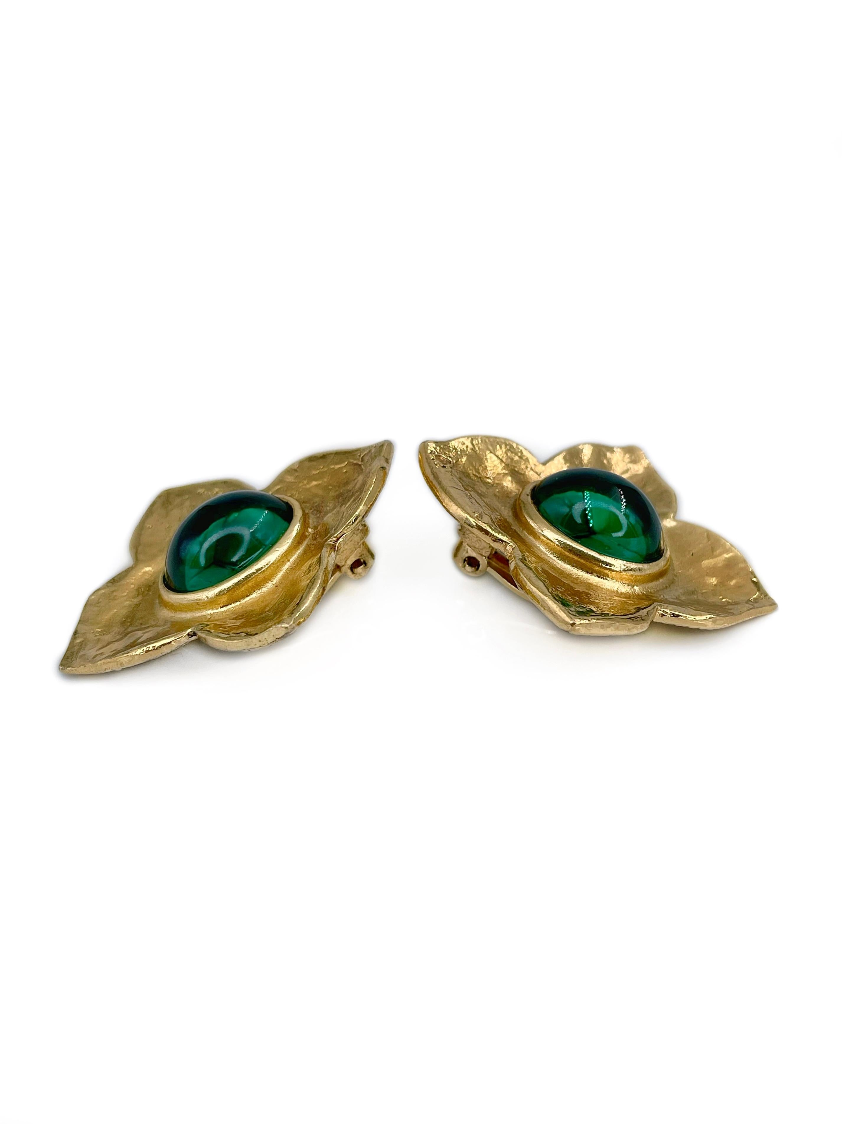 1980s Vintage Yves Saint Laurent Gold Tone Green Glass Floral Clip-On Earrings In Good Condition In Vilnius, Vilniaus apskr.