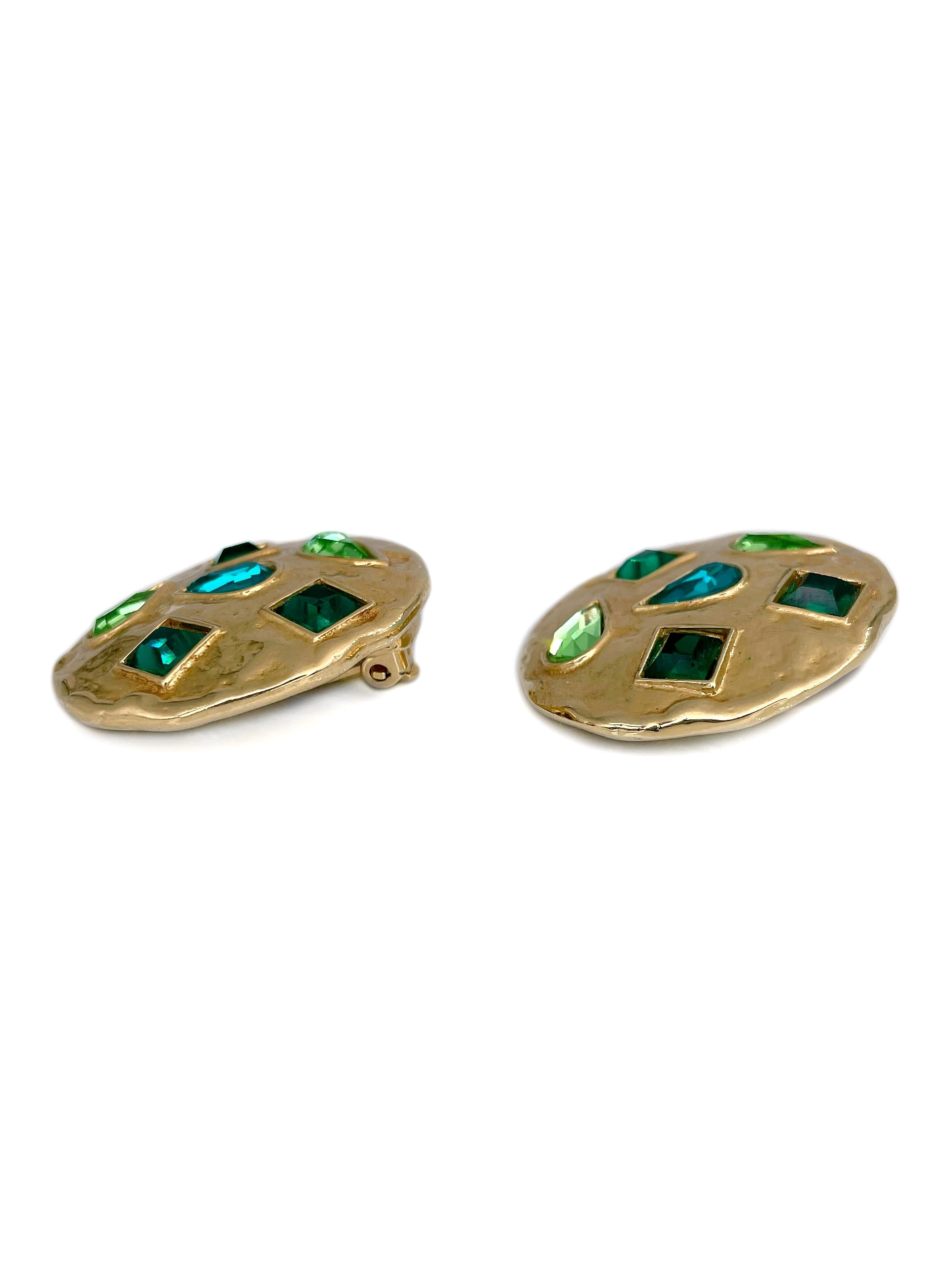 1980s Vintage By Yves Saint Laurent Gold Ton Grün Strass Ohrringe Clip-On (Moderne) im Angebot