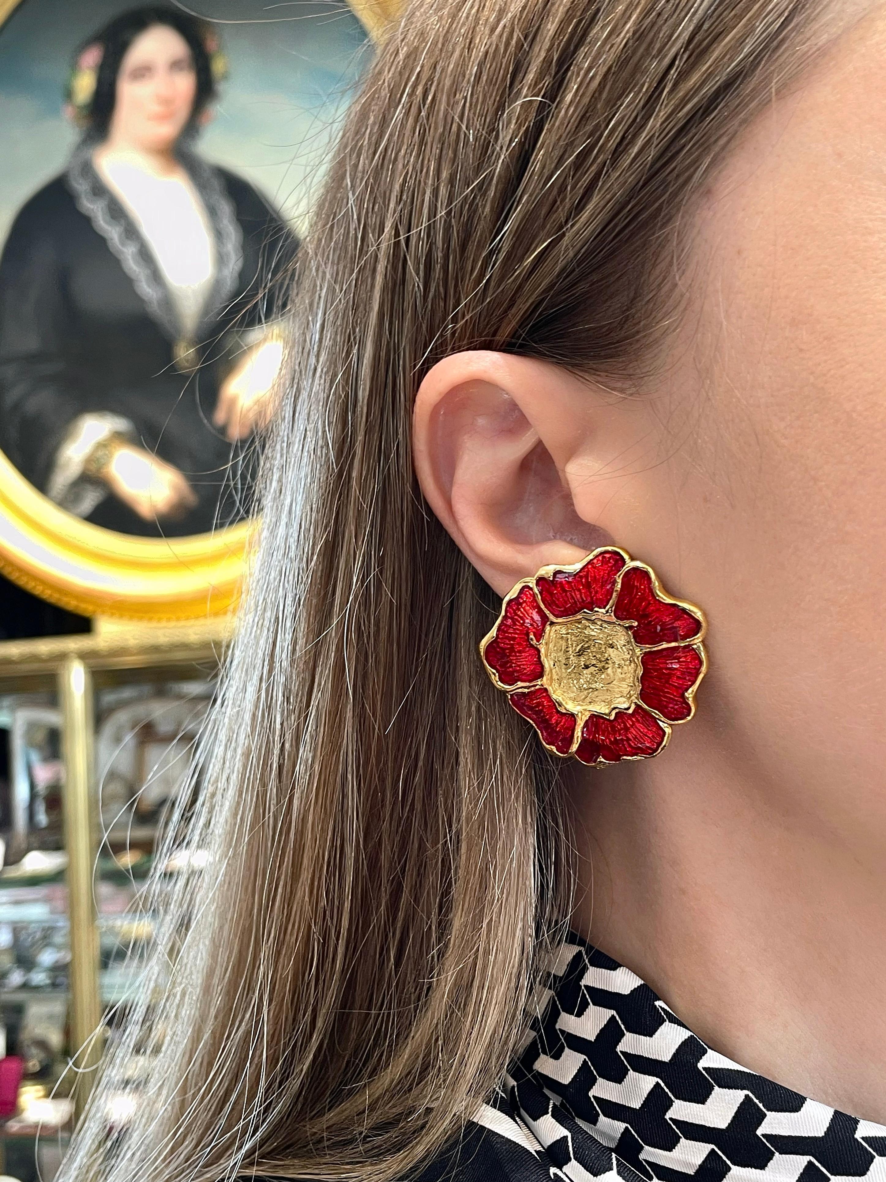 This is a pair of vintage gold tone floral clip-on earrings. The piece is designed by YSL in 1980’s. It is gold plated and adorned with red enamel. 

Signed: “YSL. Made in France” (shown in photos).

Diameter: 3.7cm

IMPORTANT: please ask about the