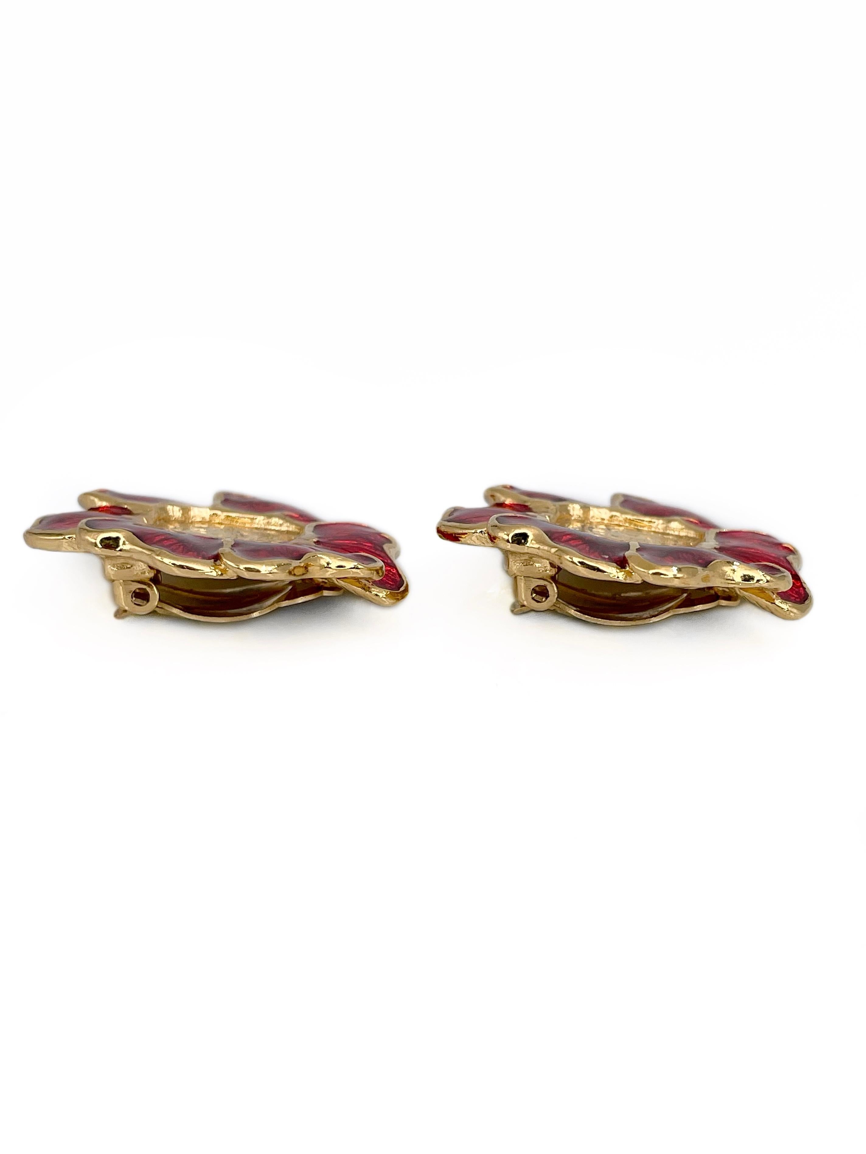 1980s Vintage Yves Saint Laurent Gold Tone Red Enamel Floral Clip-On Earrings In Good Condition For Sale In Vilnius, Vilniaus apskr.