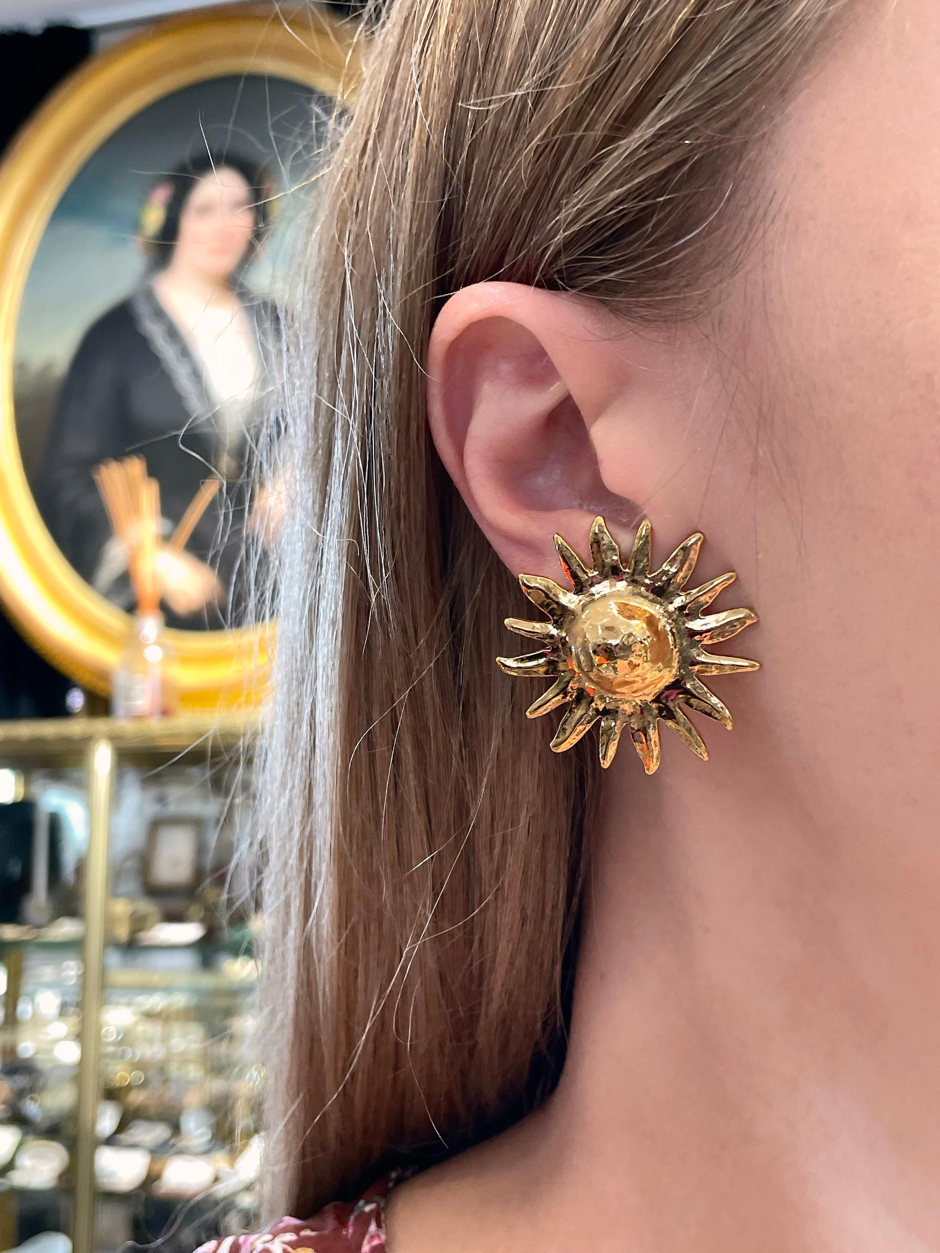 This is a pair of vintage gold tone sun clip-on earrings. The piece is designed by YSL in 1980’s. It is gold plated. 

Signed: “YSL. Made in France” (shown in photos).

Diameter: 3.5cm

IMPORTANT: As a buyer, you are fully responsible for the