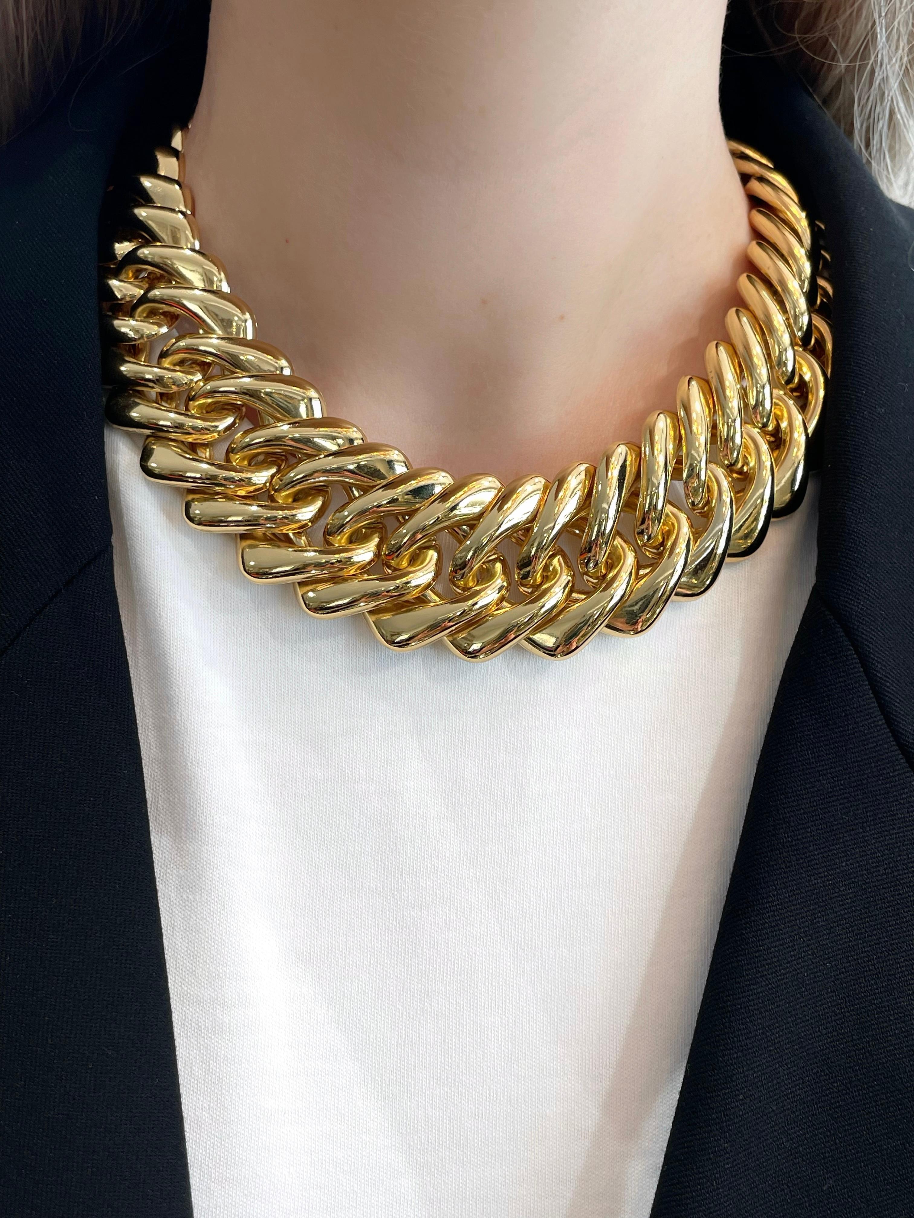 Il s'agit d'un collier à chaîne en or conçu par YSL dans les années 1980. La pièce est plaquée or. 

Signé : 