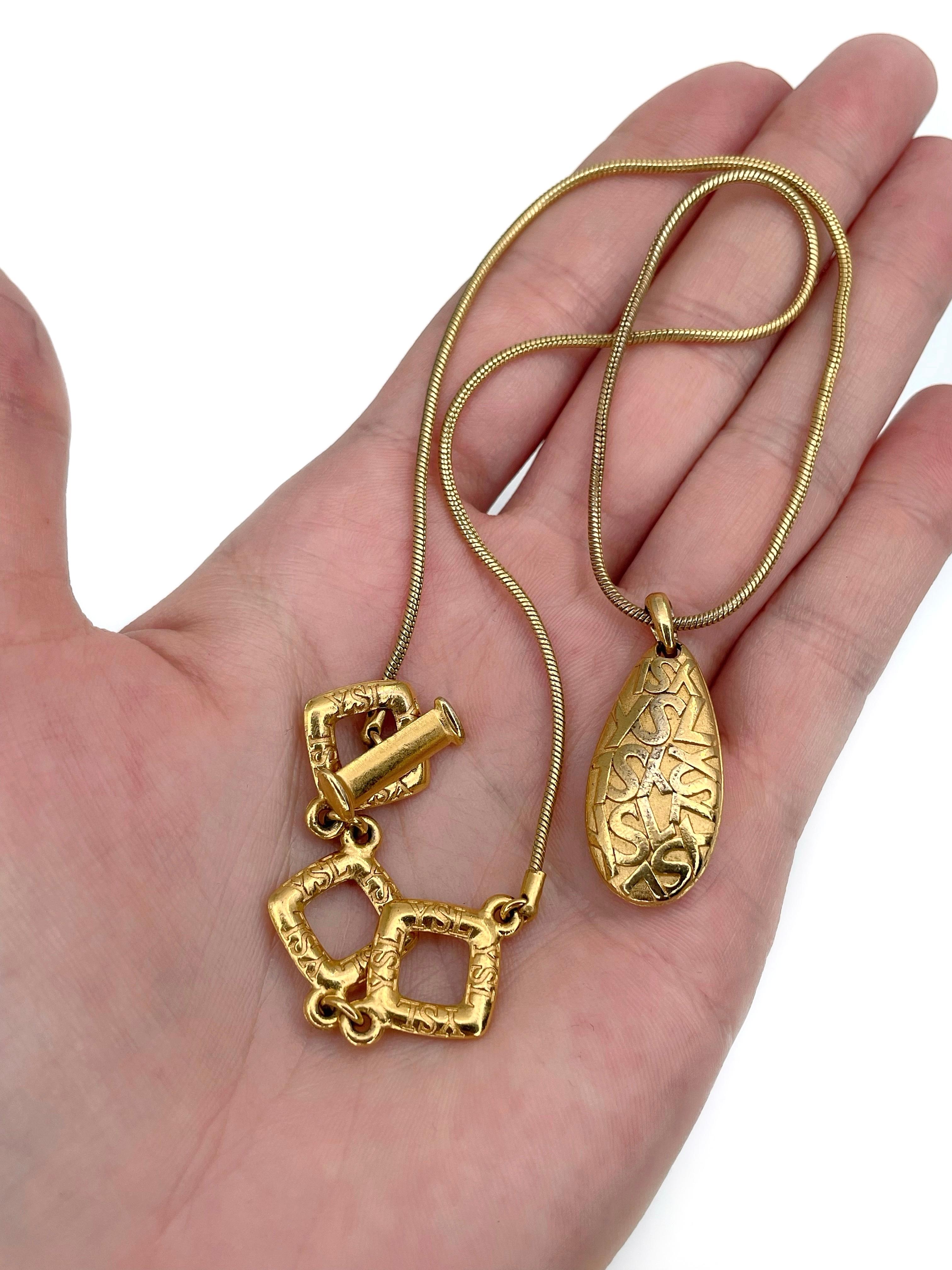 Il s'agit d'un collier à pendentif en forme de goutte avec un monogramme en or, conçu par YSL dans les années 1980. La pièce est plaquée or. 

Signé : 
