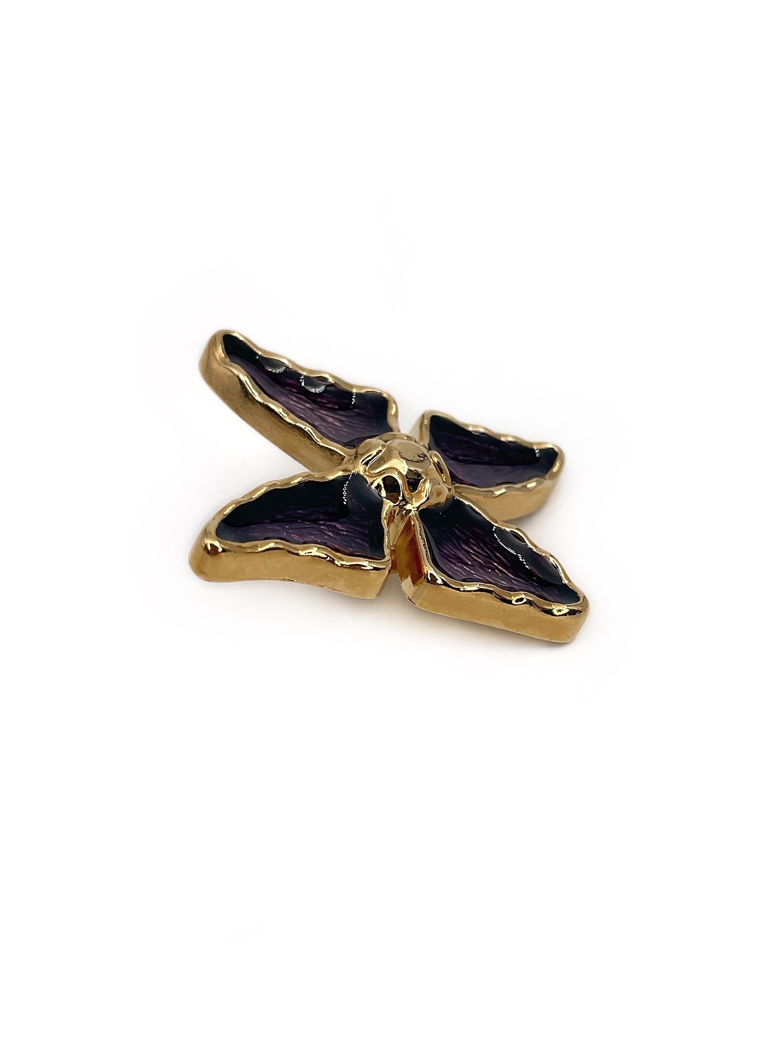 This is an iconic butterfly mini brooch pin designed by YSL in 1980’s. The piece is gold plated, adorned with purple enamel. 

Signed: “YSL - Made in France” (shown in photos).

Size: 3.3x2.7cm

———

If you have any questions, please feel free to