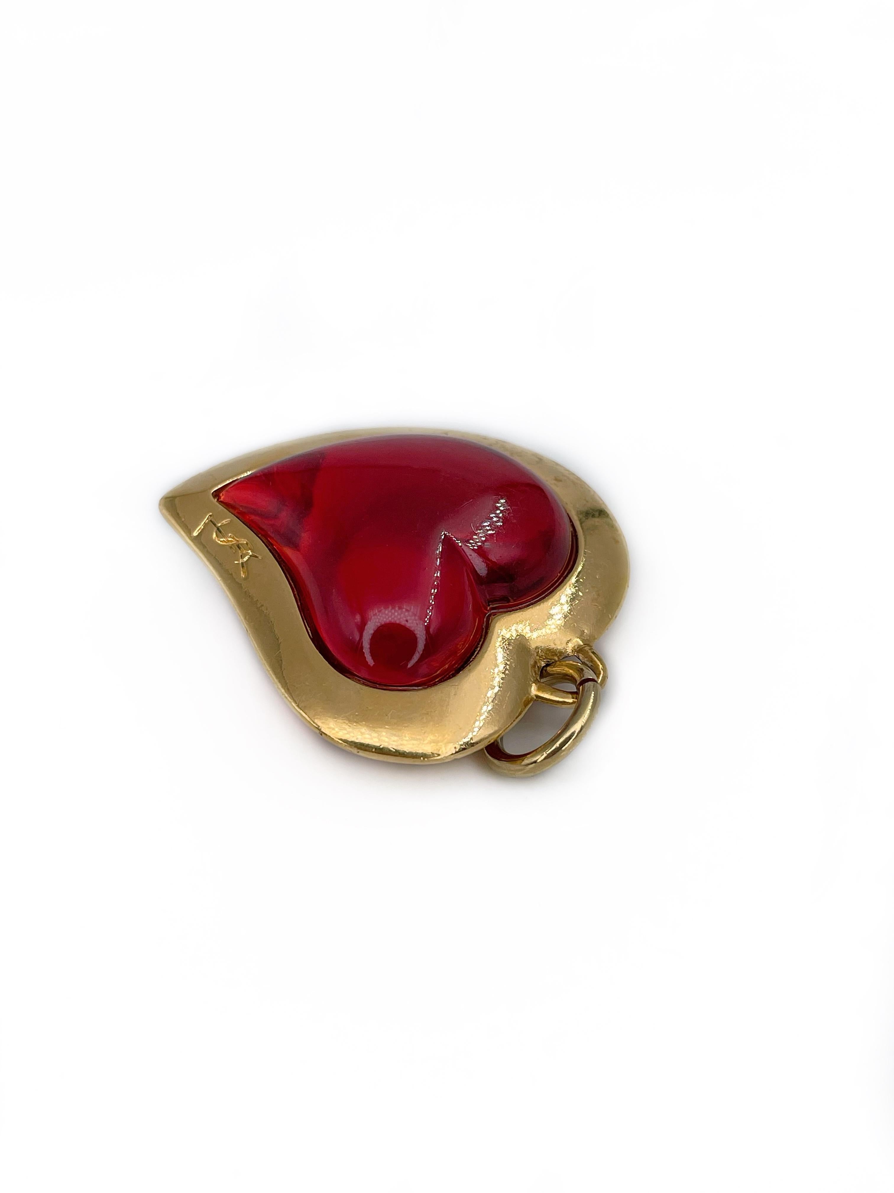 This is a gold tone red heart pendant designed by YSL in 1980’s. The piece is gold plated. It features red translucent glass. 

Signed: “YSL” (shown in photos).

Size: 5x4cm

———

If you have any questions, please feel free to ask. We describe our