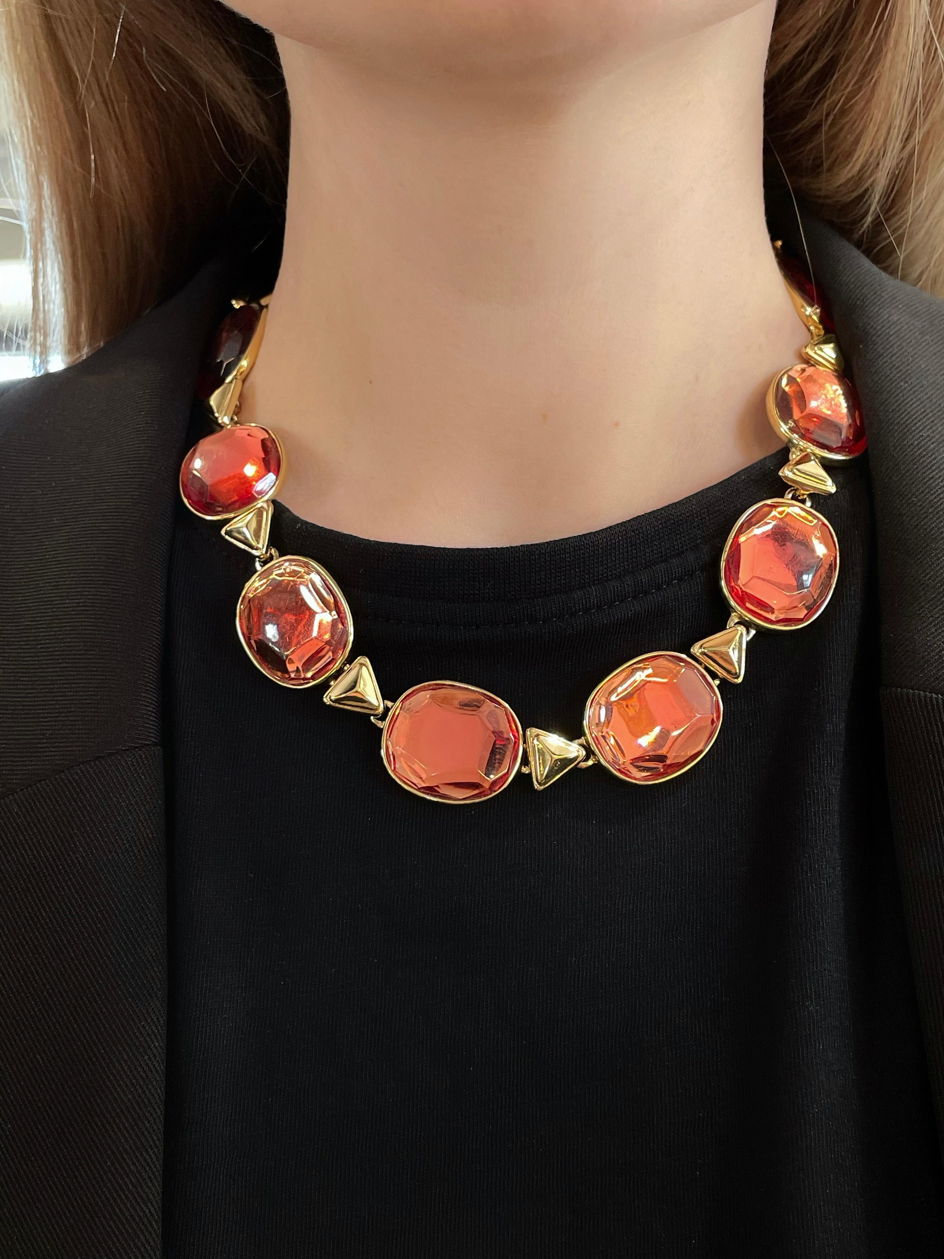 Moderno Vintage anni '80 Yves Saint Laurent YSL Collana in resina rossa arancione e tonalità oro in vendita