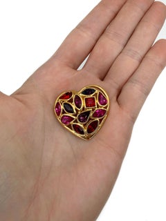 Broche vintage Yves Saint Laurent (YSL) des années 1980, en forme de cœur, dorée, ornée de cristaux rouges et roses