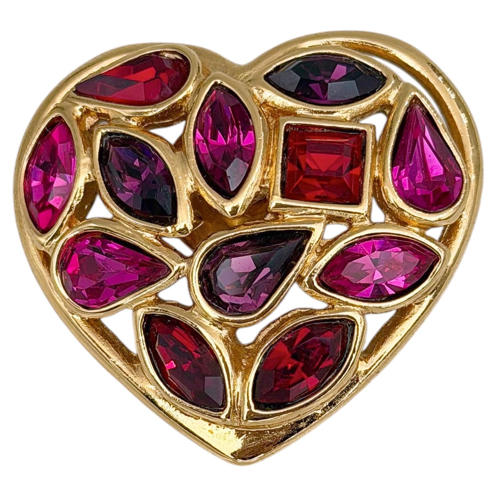 Broche vintage Yves Saint Laurent (YSL) des années 1980, en forme de cœur, dorée, ornée de cristaux rouges et roses