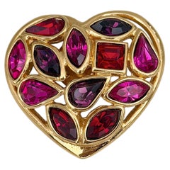 Broche vintage Yves Saint Laurent (YSL) des années 1980, en forme de cœur, dorée, ornée de cristaux rouges et roses
