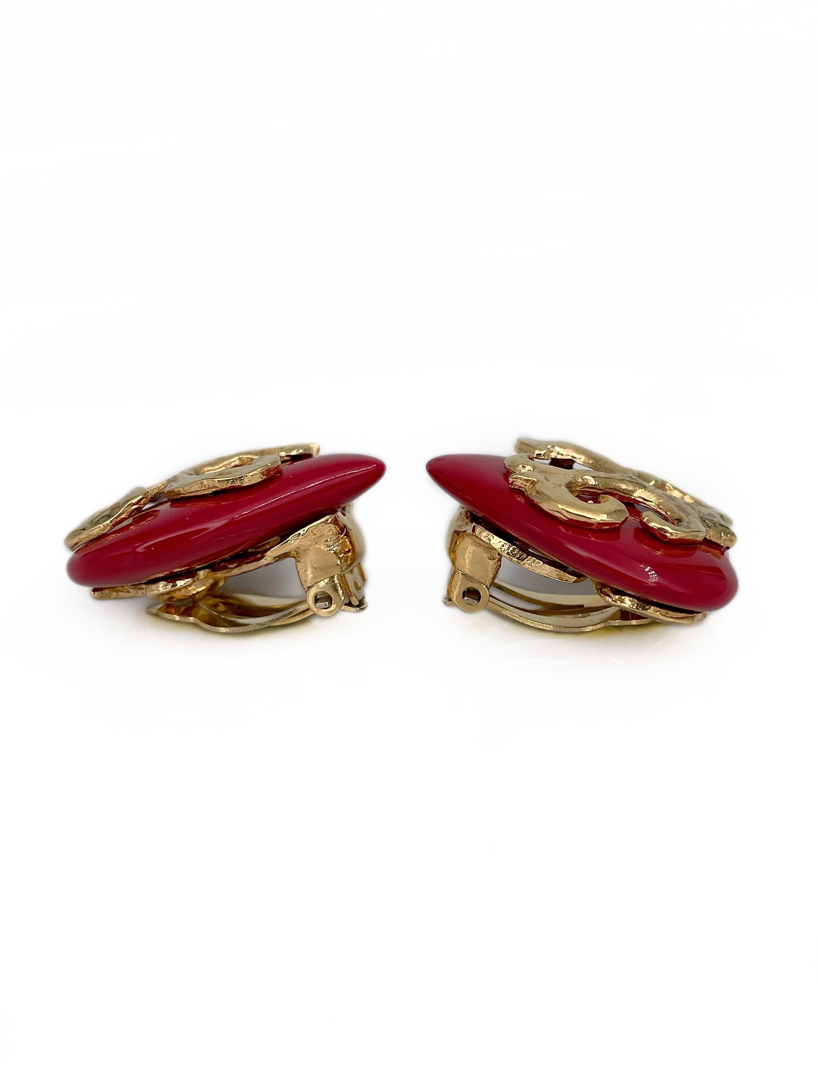 Yves Saint Laurent YSL anni '80, orecchini a clip con cuore in resina rossa e tonalità oro In condizioni buone in vendita a Vilnius, Vilniaus apskr.