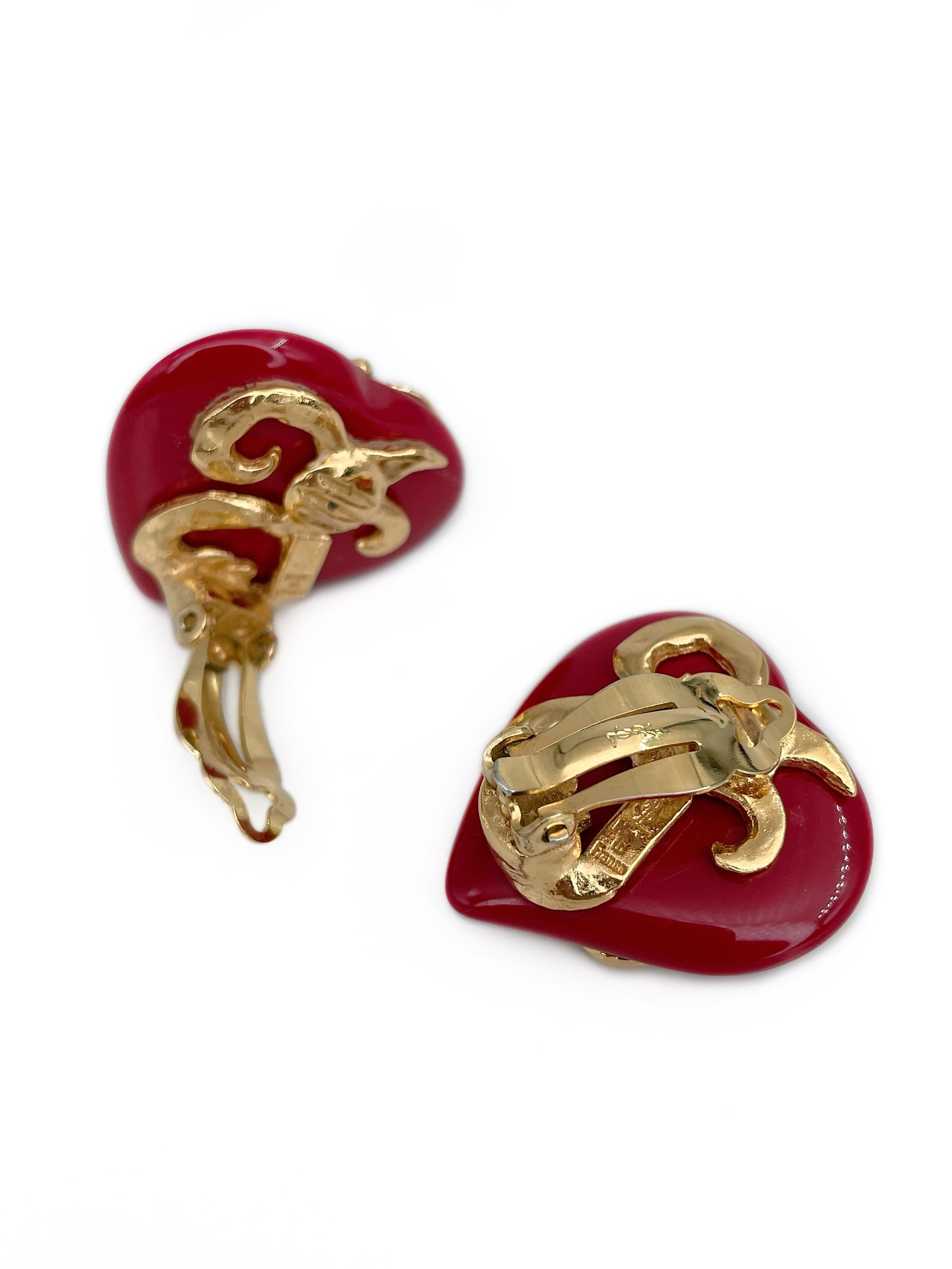 Donna Yves Saint Laurent YSL anni '80, orecchini a clip con cuore in resina rossa e tonalità oro in vendita