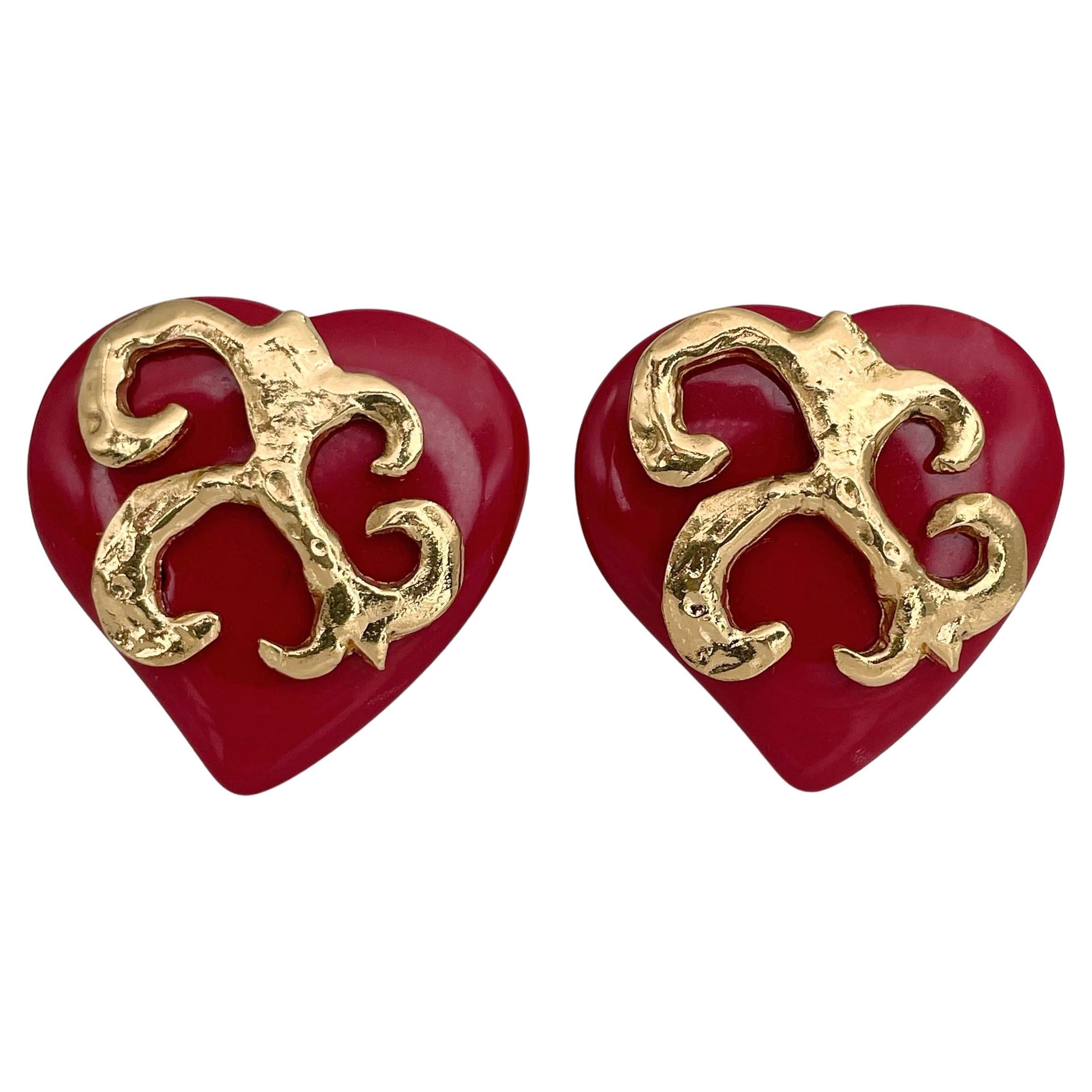 Yves Saint Laurent YSL anni '80, orecchini a clip con cuore in resina rossa e tonalità oro in vendita