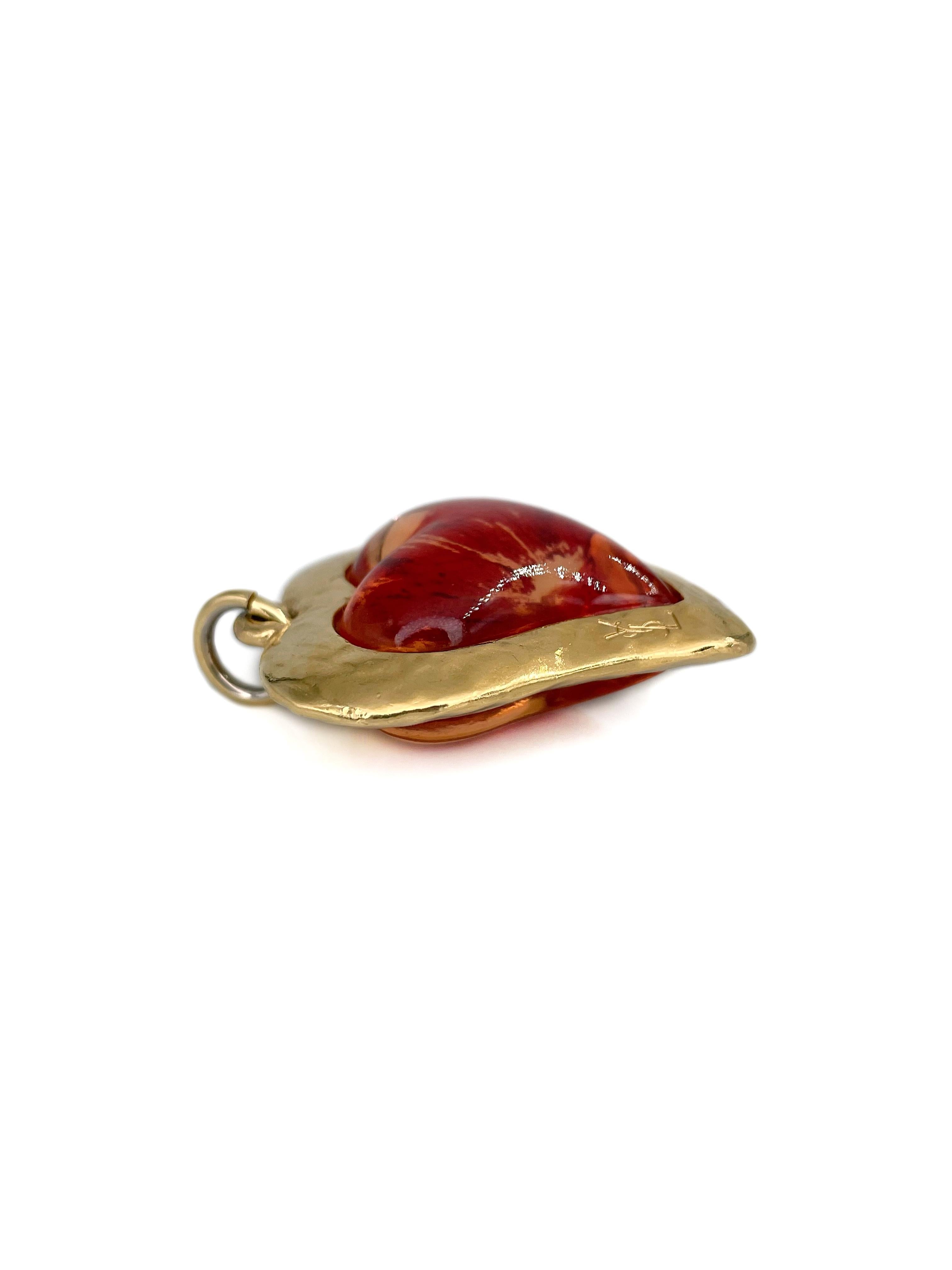 Moderne 1980 Vintage Yves Saint Laurent YSL Pendentif Pétale de Rose en Résine Ton Or en vente