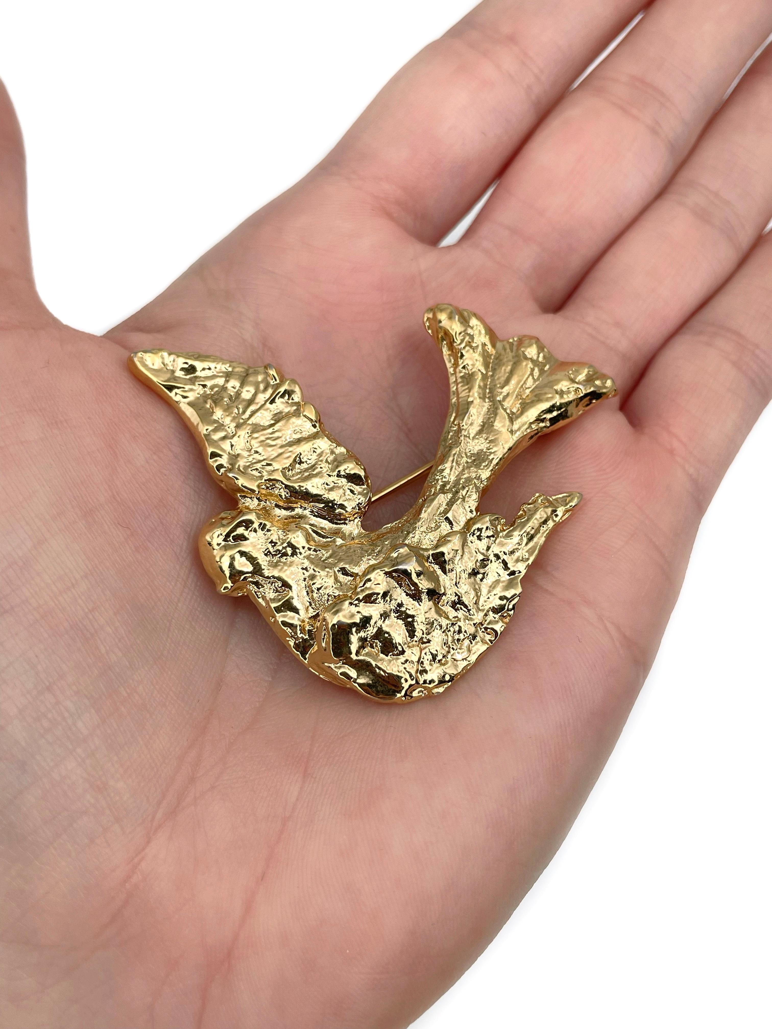 This is a gold tone textured pattern dove bird brooch. The piece is designed by YSL in 1980’s. 

Signed: “YSL. Made in France”.

Size: 5x5cm

IMPORTANT: As a buyer, you are fully responsible for the customs duties, other local taxes and any