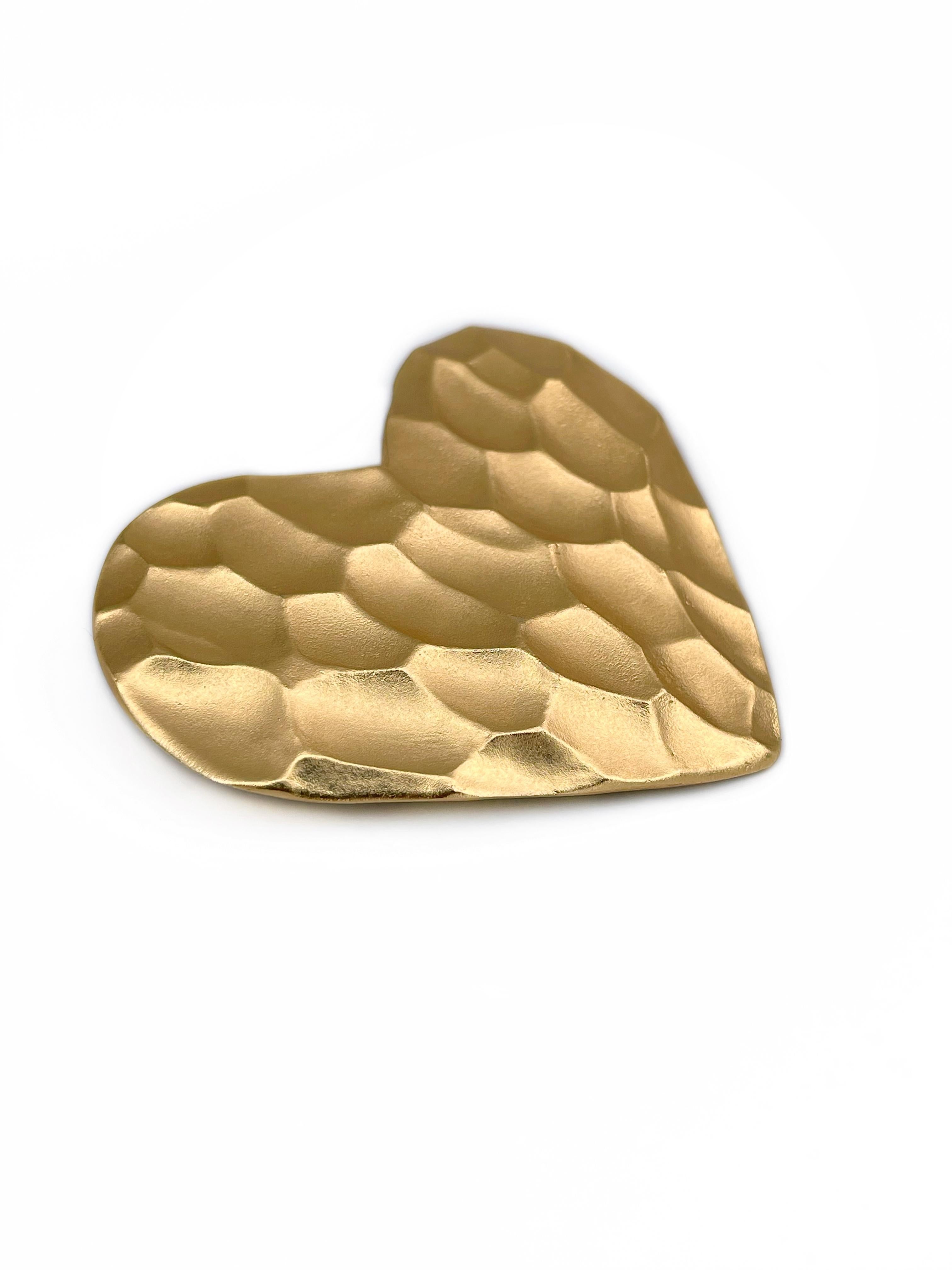 This is a gold tone textured pattern heart brooch designed by YSL in 1980’s. The piece is gold plated. 

Signed: “YSL. Made in France” (shown in photos).

Size: 5.7x5.5cm

———

If you have any questions, please feel free to ask. We describe our