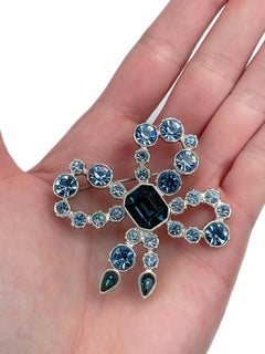 Yves Saint Laurent YSL Broche vintage avec nœud en cristal bleu de couleur argentée, années 1980