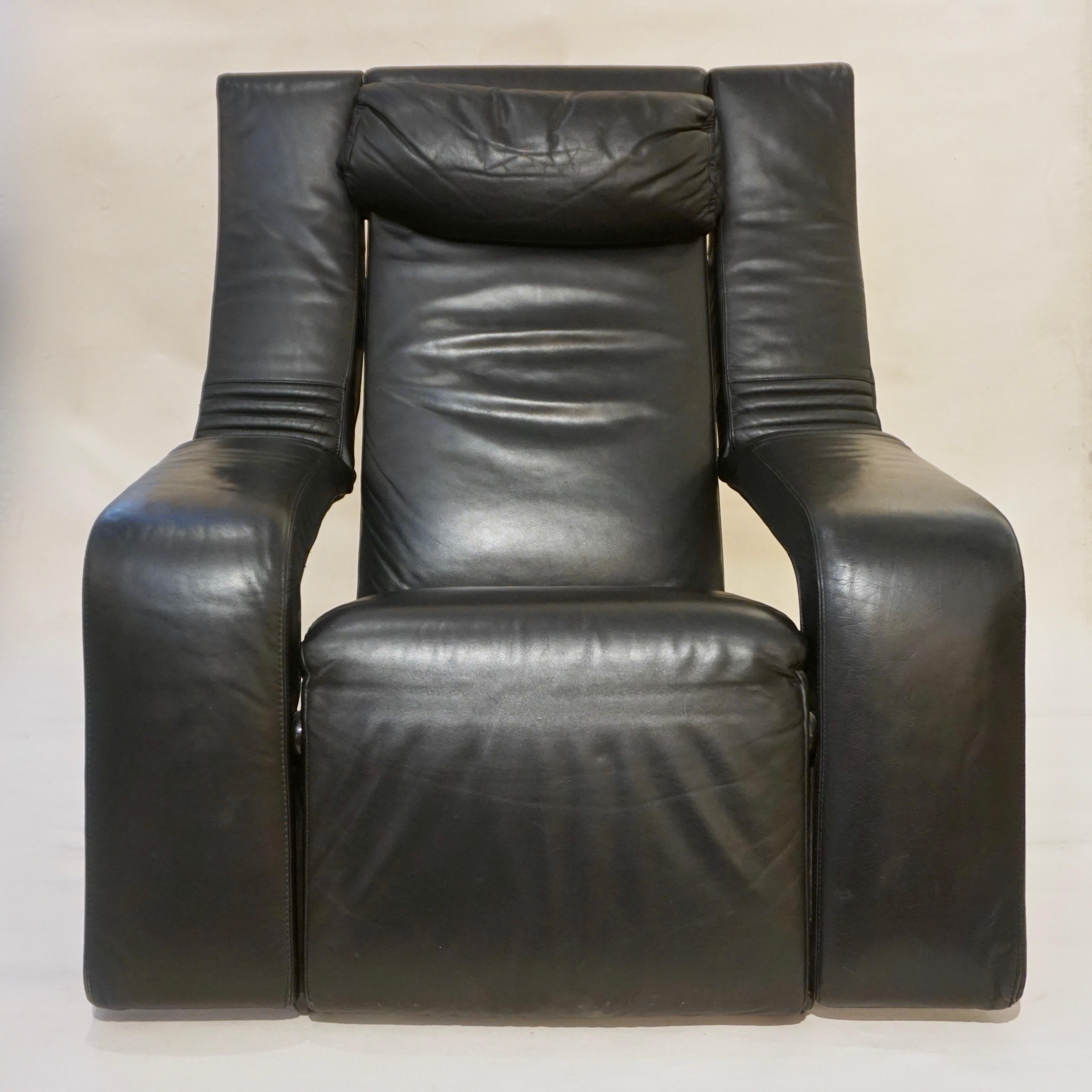Vintage Italian fine design adjustable modern lounge armchair, historic streamlined organic design by Giampiero Vitelli & Titina Ammanati, model called Kilkis for Brunati designed in 1985, covered in its original smooth black leather in excellent